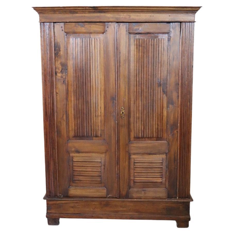 Petite armoire ancienne en bois de peuplier massif de la fin du 19e siècle en Italie en vente