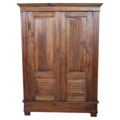 Petite armoire ancienne en bois de peuplier massif de la fin du 19e siècle en Italie