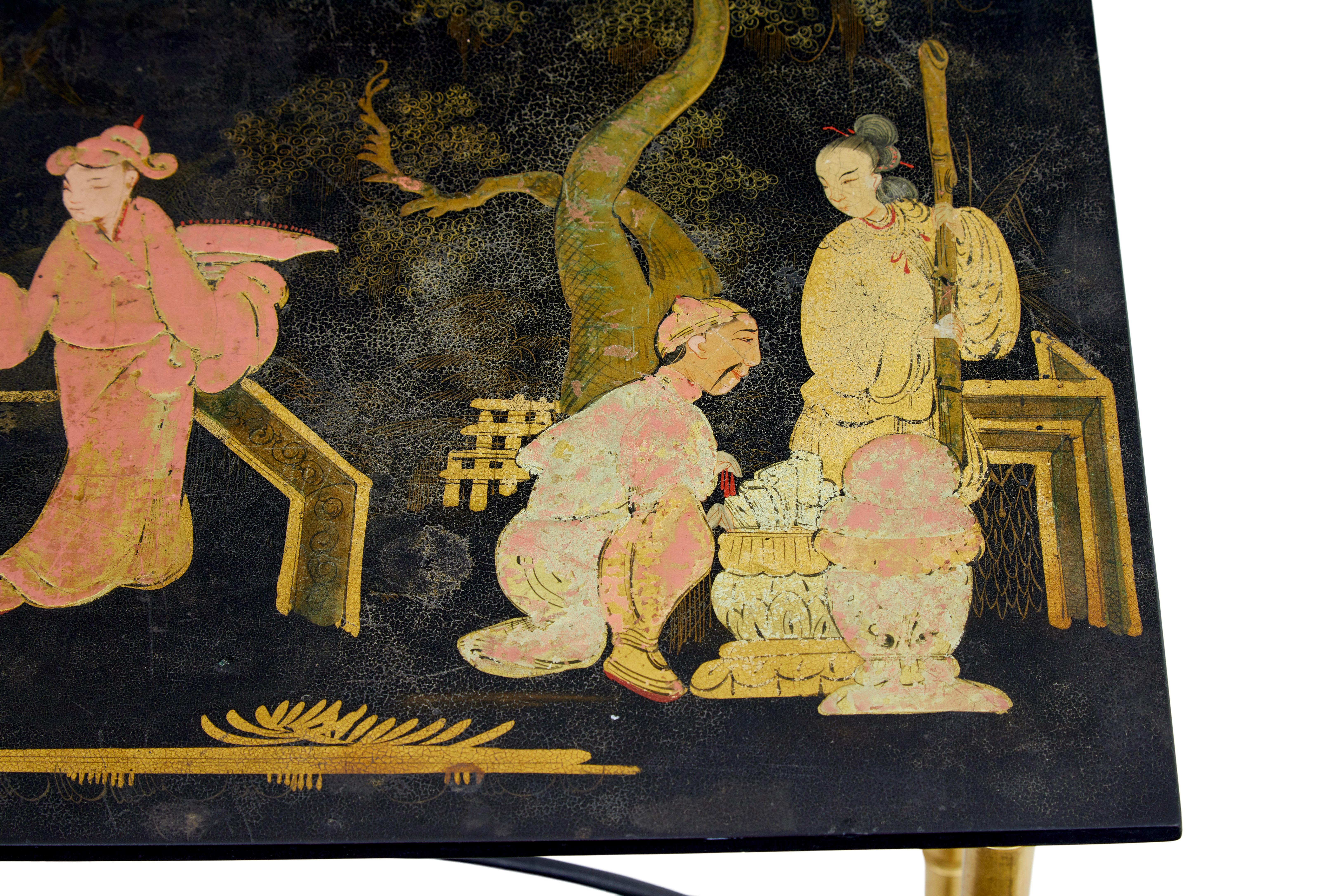 Japanischer Beistelltisch aus schwarzem Lack und Gold des späten 19. (Handgeschnitzt)