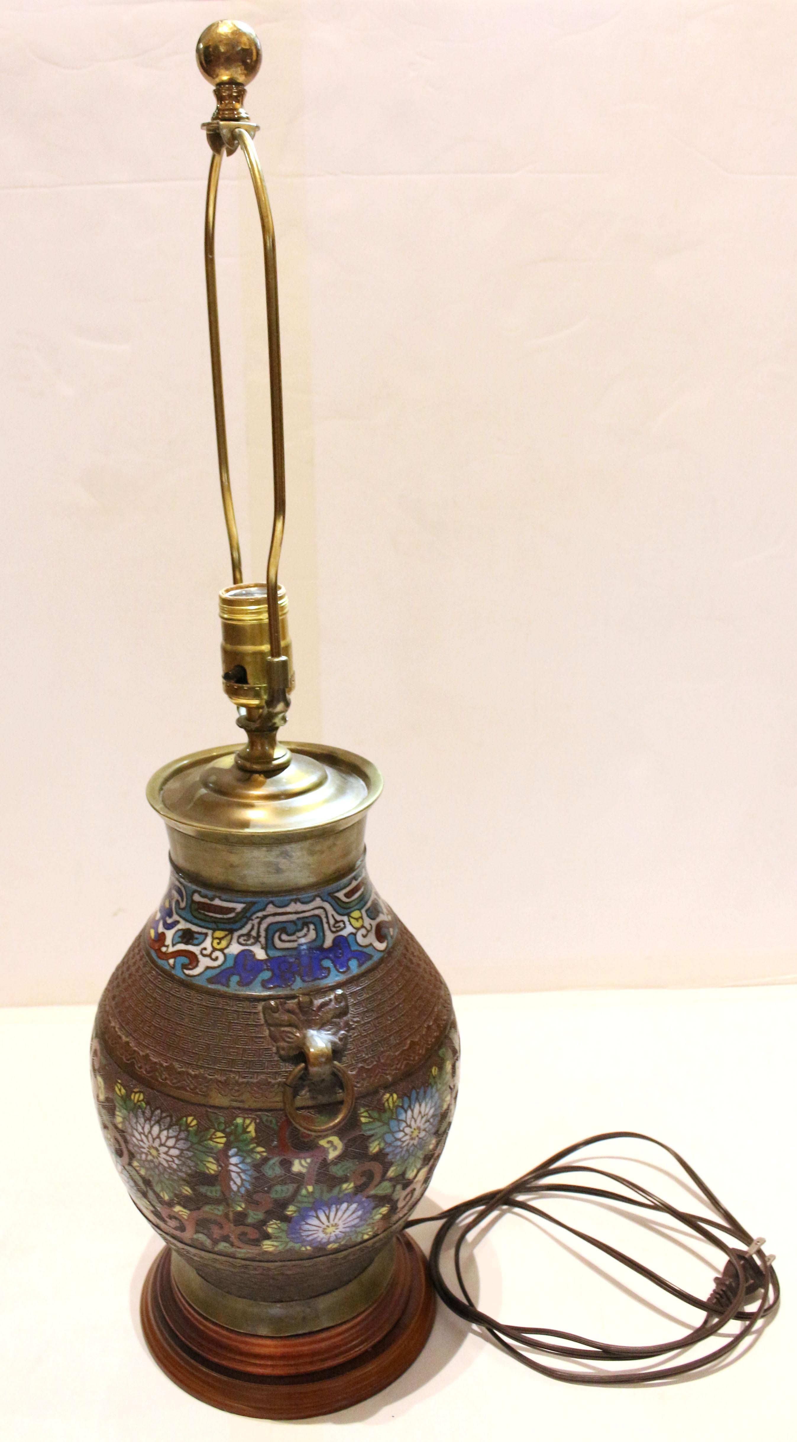 Japanische Vasenlampe aus Bronze und Champlevé aus dem späten 19. Archaisches Design. Die Vase wurde irgendwann im 20. Jahrhundert zu einer Lampe umfunktioniert. Schöne Champlevé-Arbeit mit Pfingstrosen und Ranken. Ringgriffe. 
17