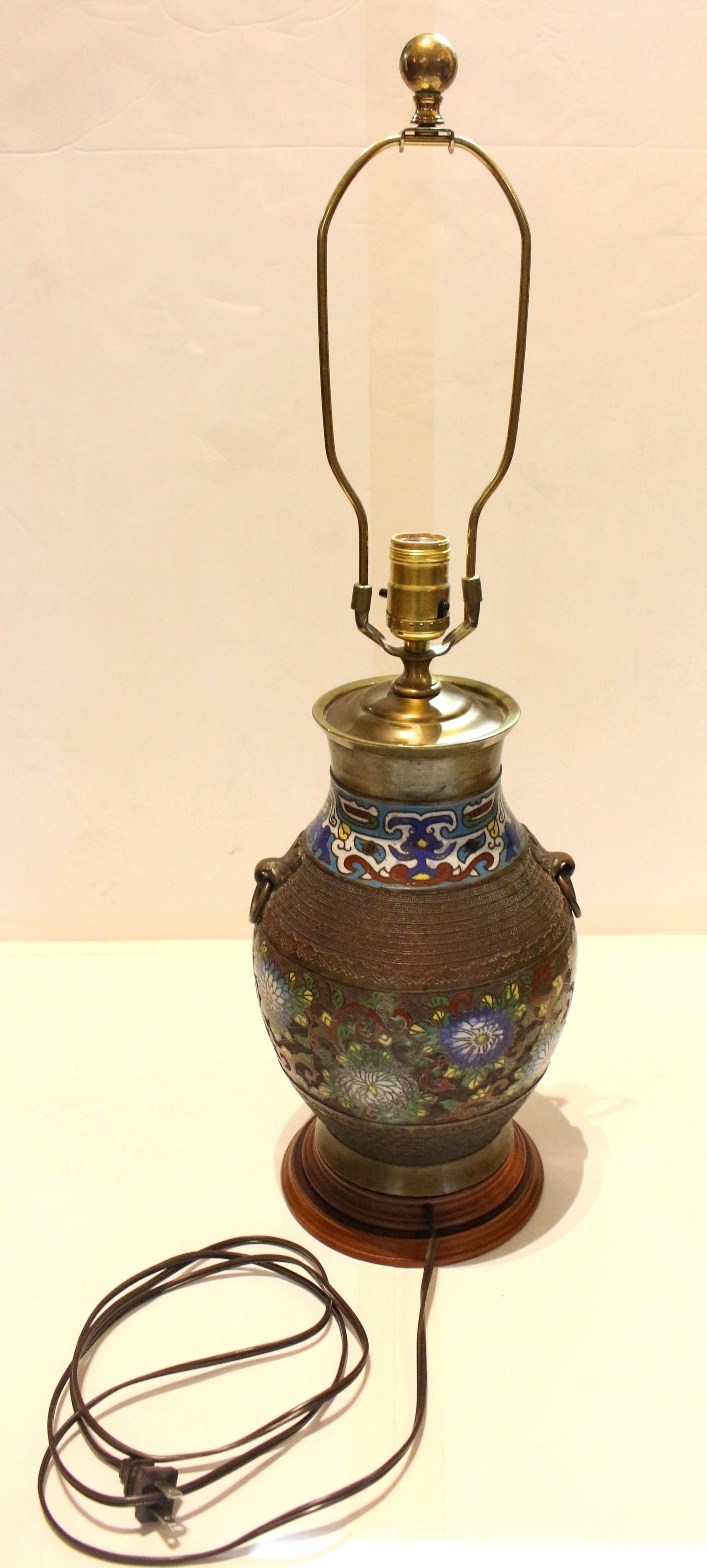 Archaïque Lampe vase japonaise en bronze et champlevé de la fin du XIXe siècle en vente