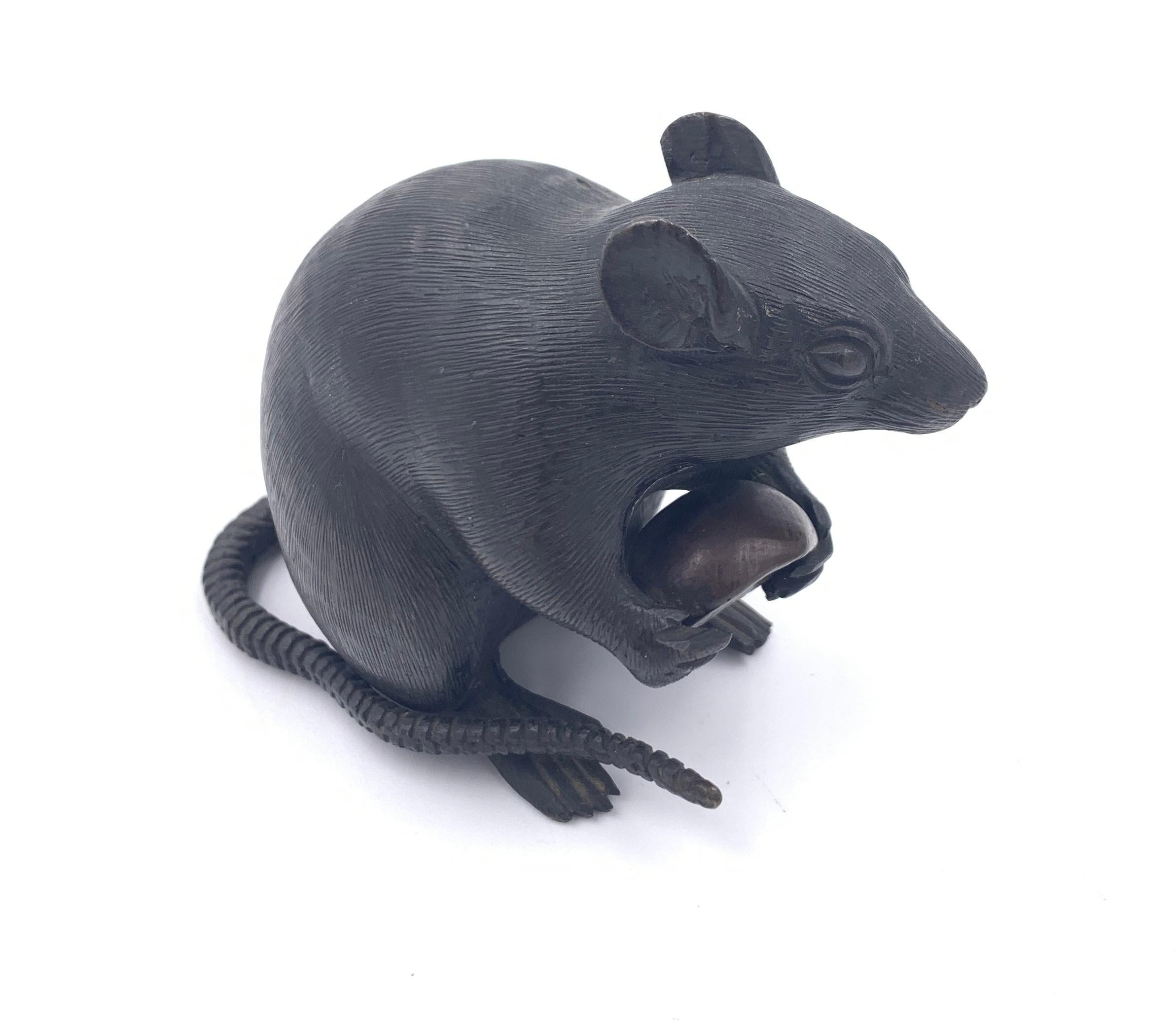 Late 19th Century Japanese Bronze Okimono of a Rat Clutching a Chestnut, Meiji In Good Condition For Sale In London, GB
