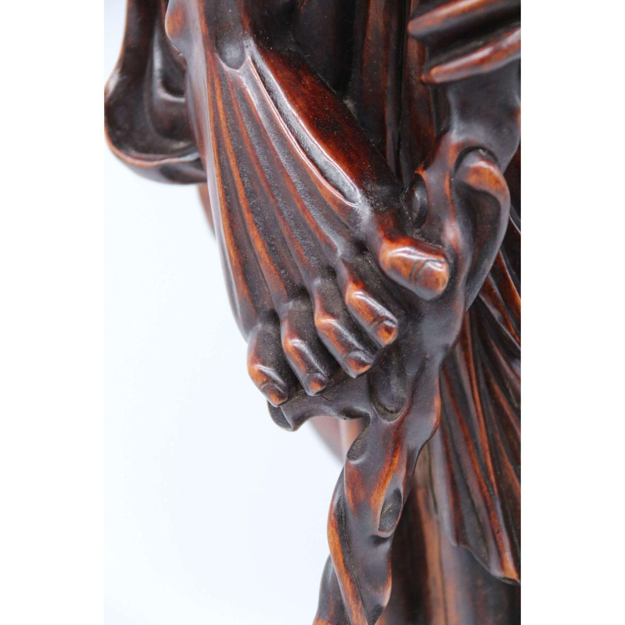 Okimono di uomo intagliato in legno duro della fine del XIX secolo, circa 1890 in vendita 6