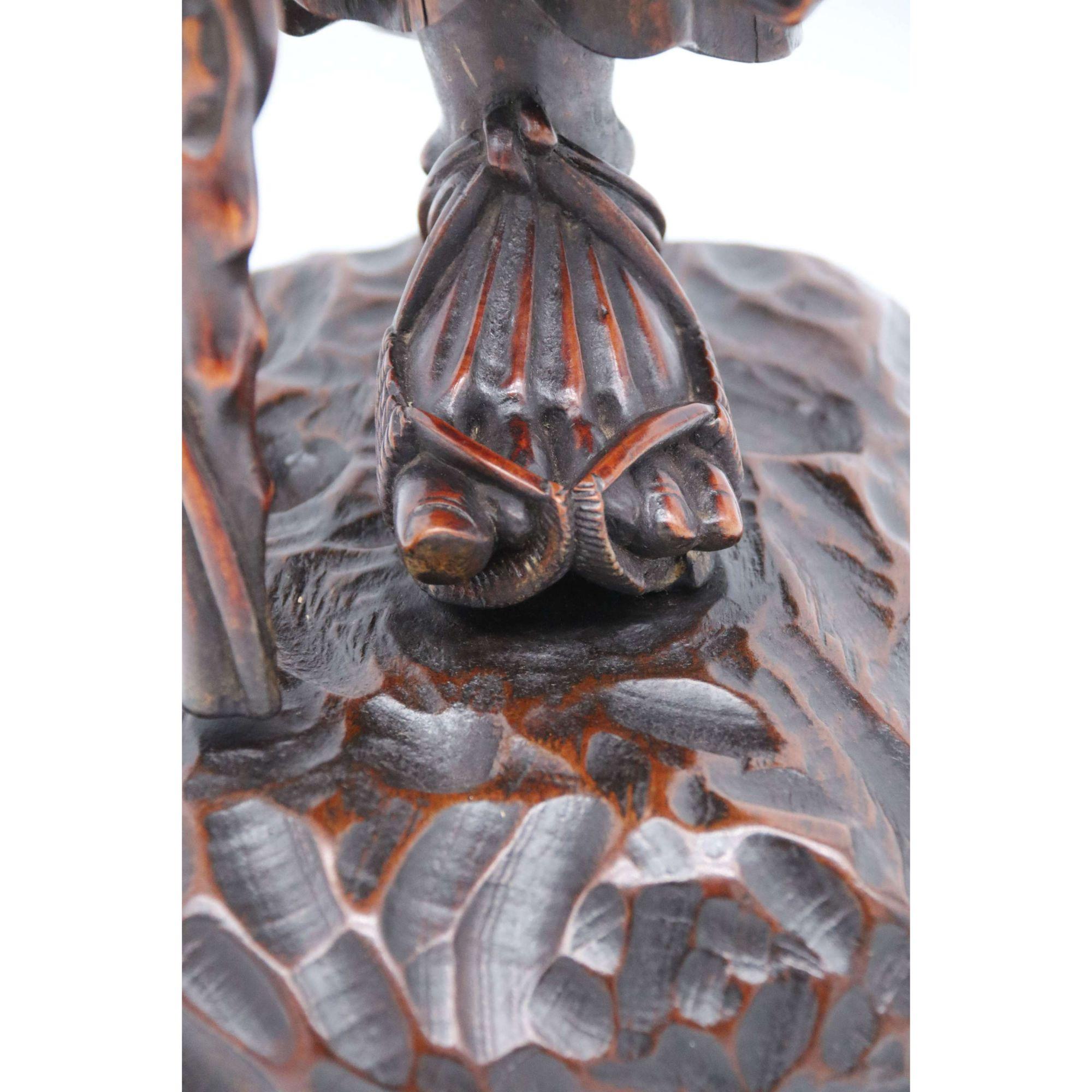 Okimono di uomo intagliato in legno duro della fine del XIX secolo, circa 1890 in vendita 7