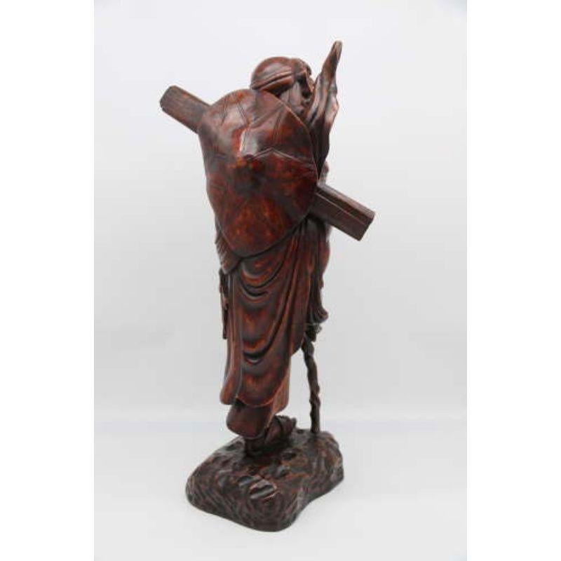 Giapponese Okimono di uomo intagliato in legno duro della fine del XIX secolo, circa 1890 in vendita