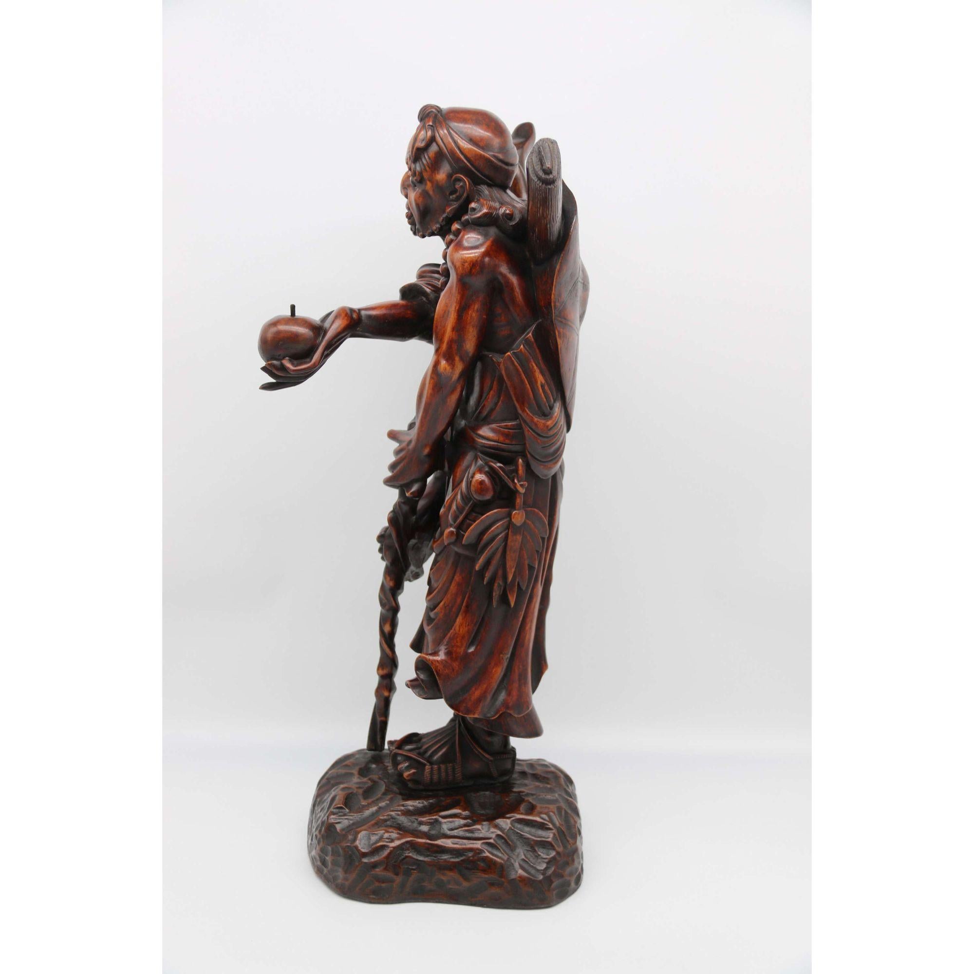 Okimono di uomo intagliato in legno duro della fine del XIX secolo, circa 1890 in vendita 2