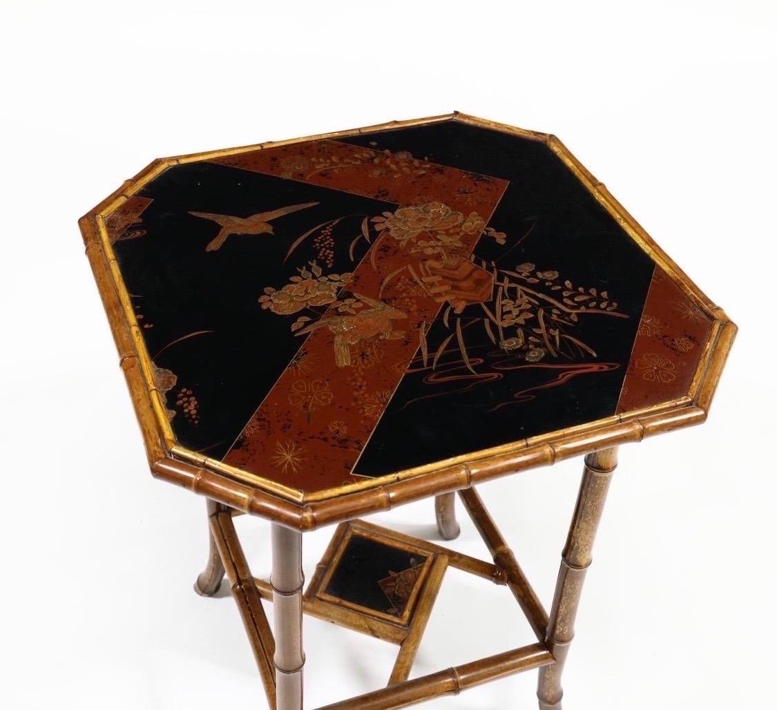 Victorien Table à plateau laqué en bambou de style Chinoiserie japonaise de la fin du 19ème siècle en vente