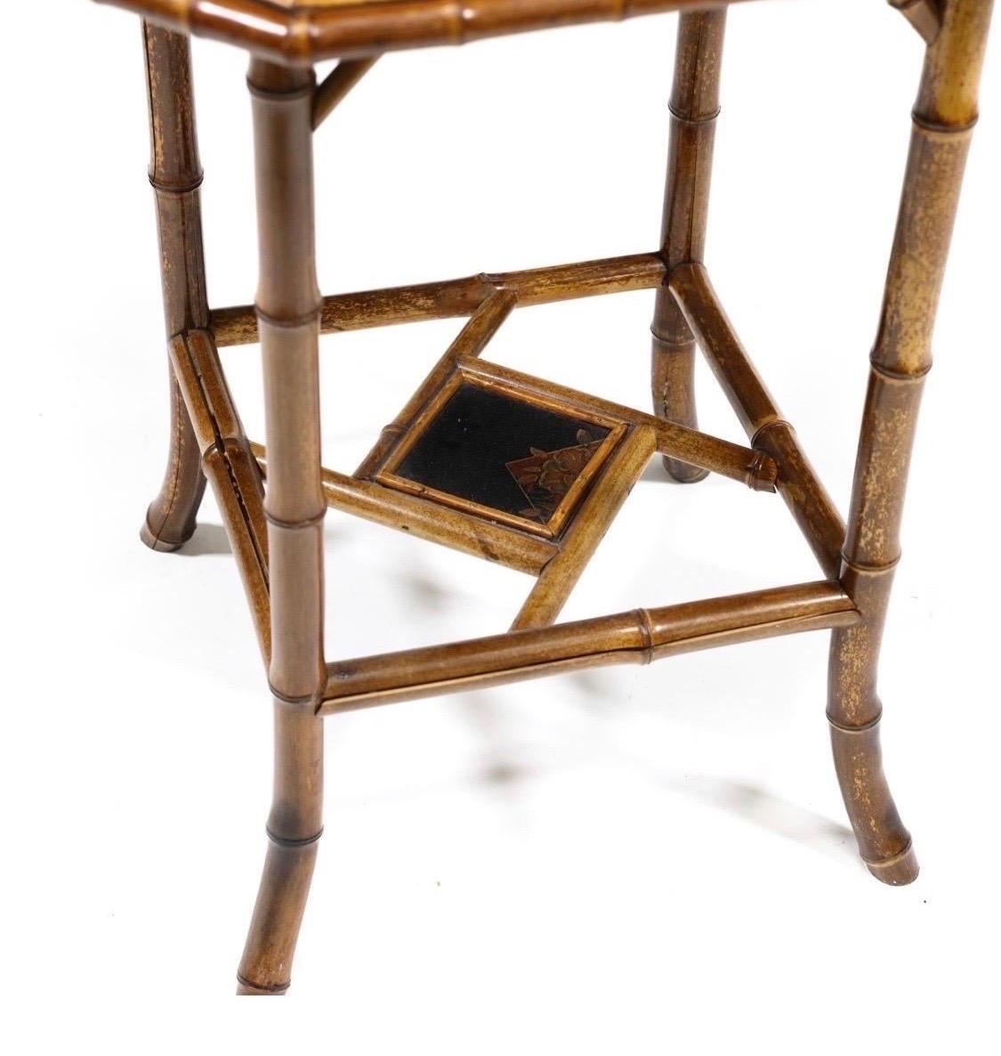 Britannique Table à plateau laqué en bambou de style Chinoiserie japonaise de la fin du 19ème siècle en vente
