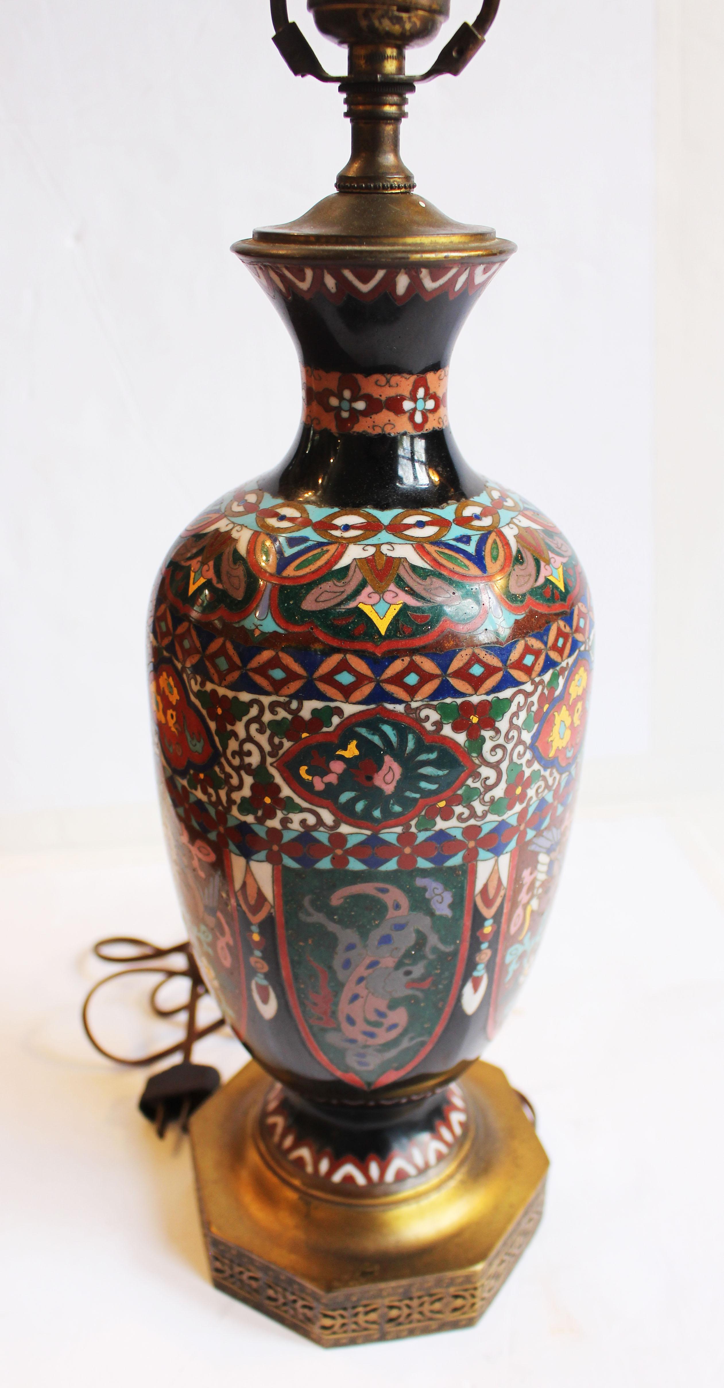 Japanische Cloisonné-Vase aus dem späten 19. Jahrhundert, montiert als Lampe. Vase aus der späten Meiji-Zeit, die Mitte des 20. Jahrhunderts als Lampe montiert wurde. Lapet-Reserven auf 6 Platten, die einen sechseckigen Körper bilden. Viele wichtige