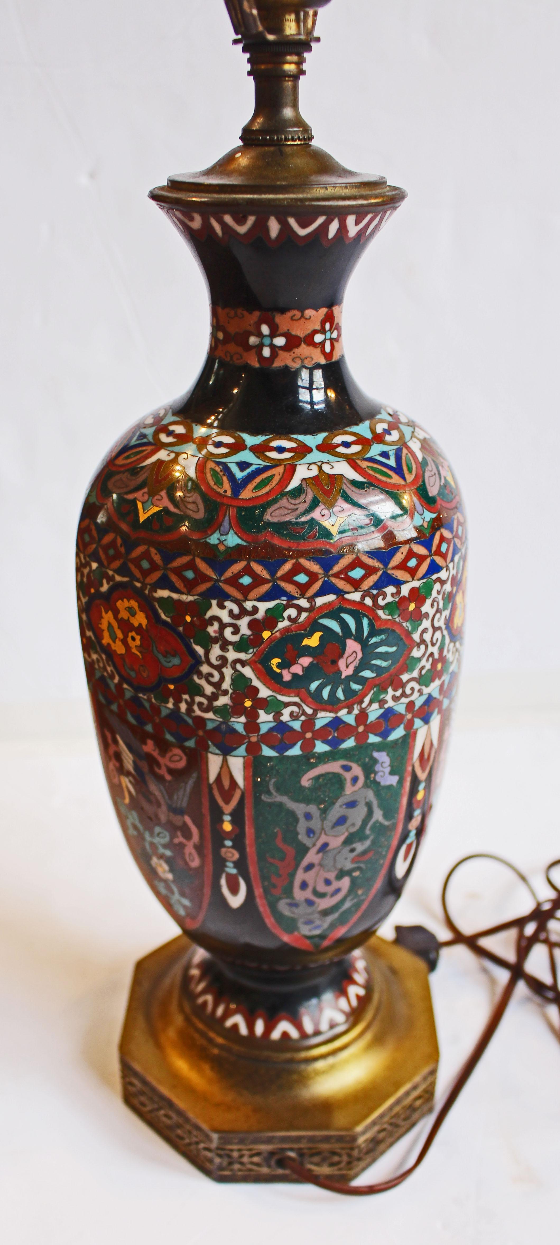 Japanische Cloisonné-Vase aus dem späten 19. Jahrhundert, montiert als Lampe (Ästhetizismus) im Angebot