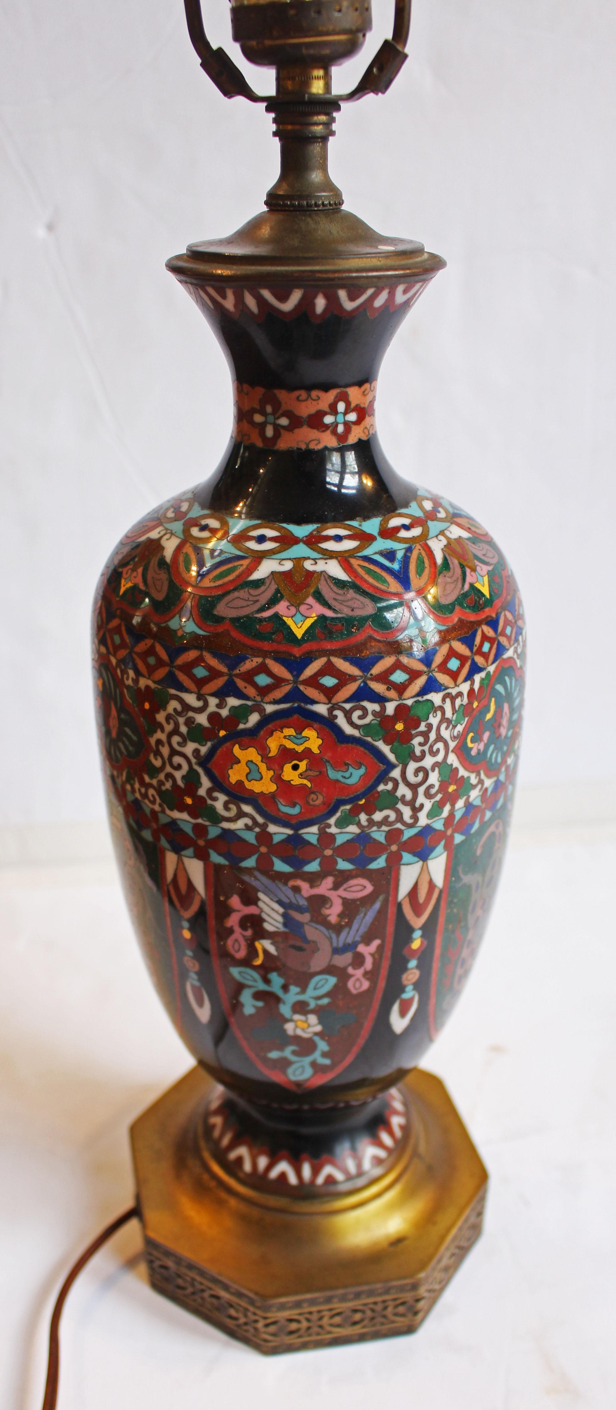 Japanische Cloisonné-Vase aus dem späten 19. Jahrhundert, montiert als Lampe im Zustand „Gut“ im Angebot in Chapel Hill, NC
