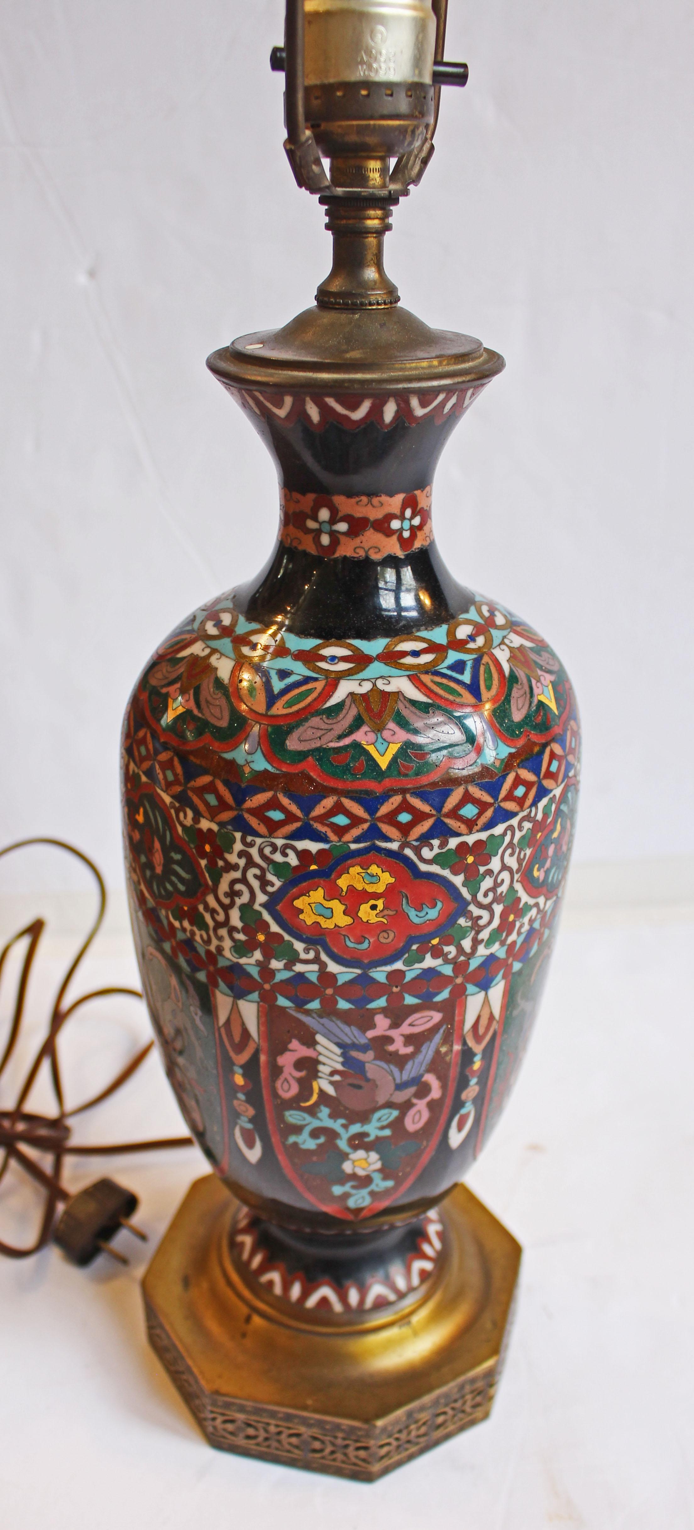 Japanische Cloisonné-Vase aus dem späten 19. Jahrhundert, montiert als Lampe (Silber) im Angebot