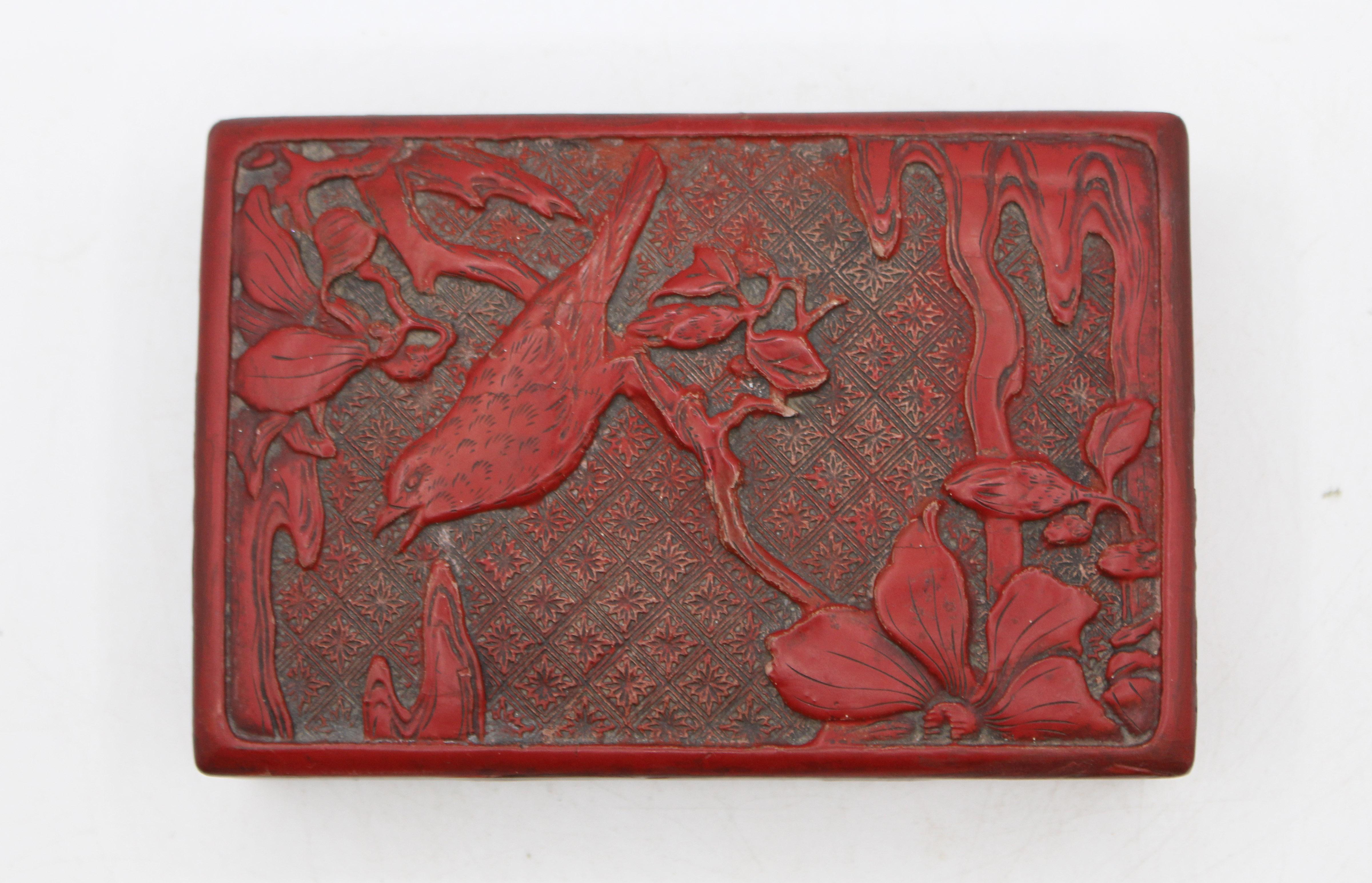 Scatola in legno e lacca intagliata di Kamakura della fine del XIX secolo. Un uccello si appollaia su un albero in fiore sulla superficie superiore. Spesso viene confusa con la lacca intagliata cinese. Buone condizioni generali. Alcune screpolature,