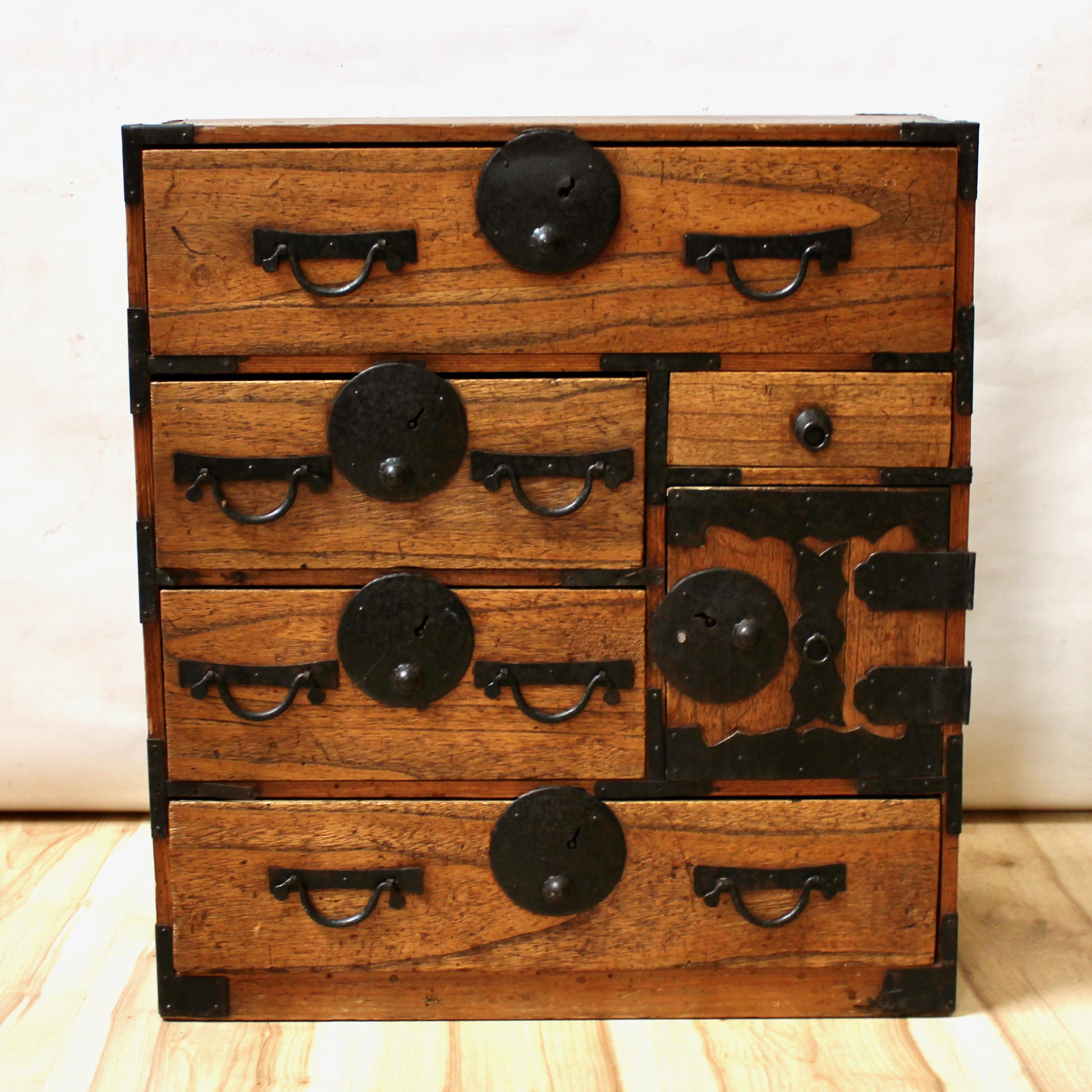 Late 19th century Japanese Ko Tansu wooden chest of drawers. The chest has five drawers and one cabinet, with metal hardware and detailing. Marked on the back. In good vintage condition, with wear consistent with age and use.

Width: 21 in /