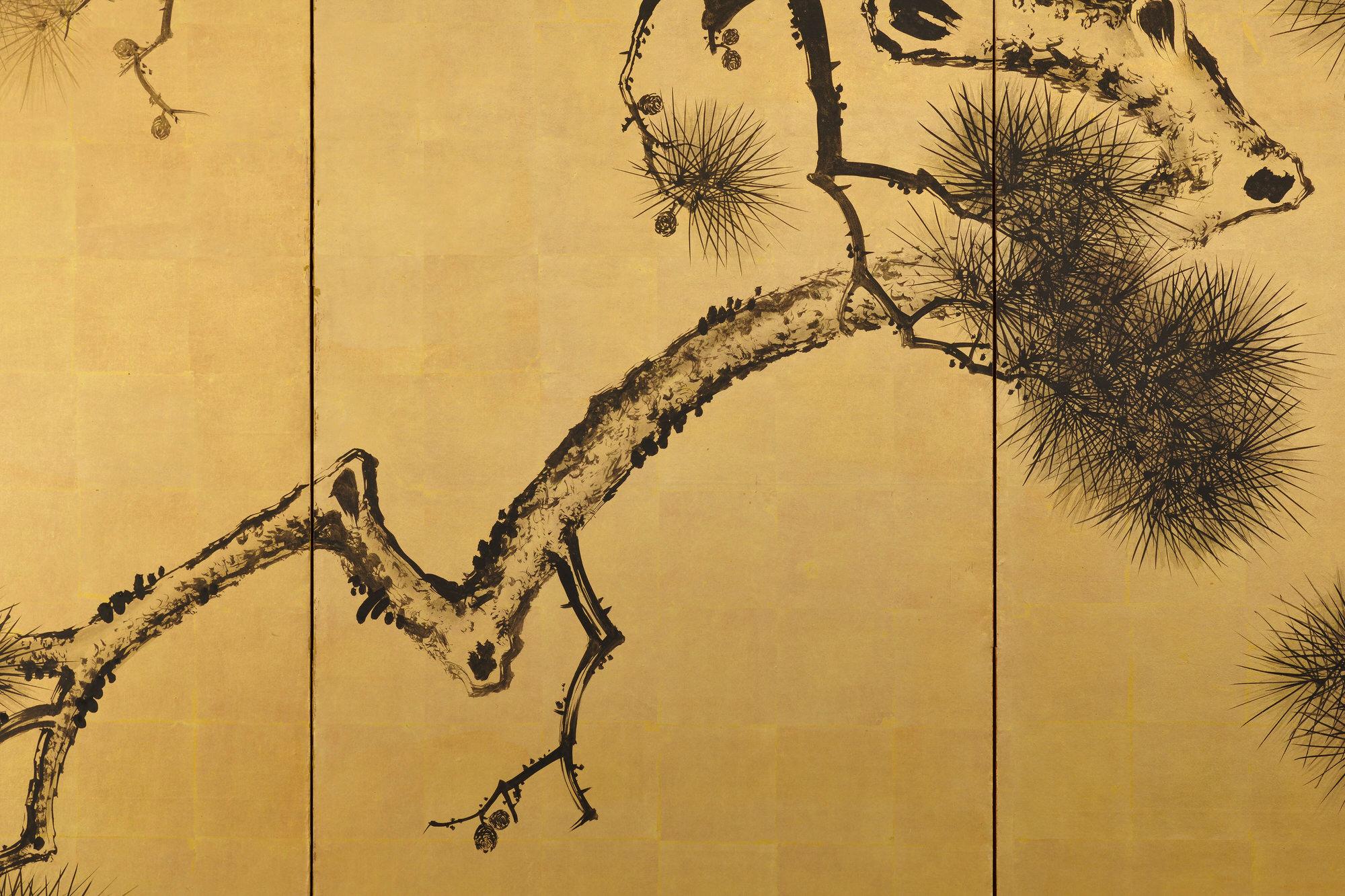 Japanisches Leinwandpaar. Ende des 19. Jahrhunderts. Tusche-Kiefernbäume auf Gold von Suzuki Shonen (Papier) im Angebot