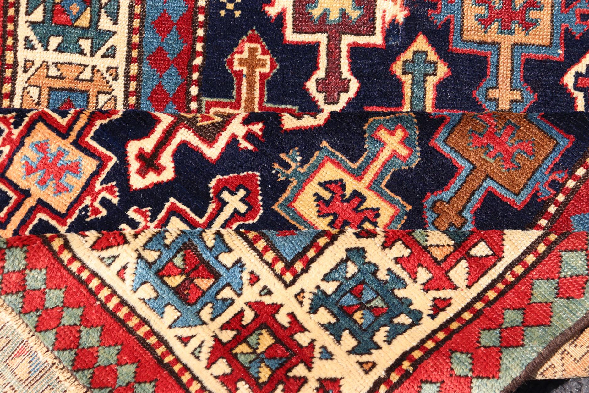 Kazak-Läufer des späten 19. Jahrhunderts mit geometrischem Design in Stammeskreuz im Angebot 1