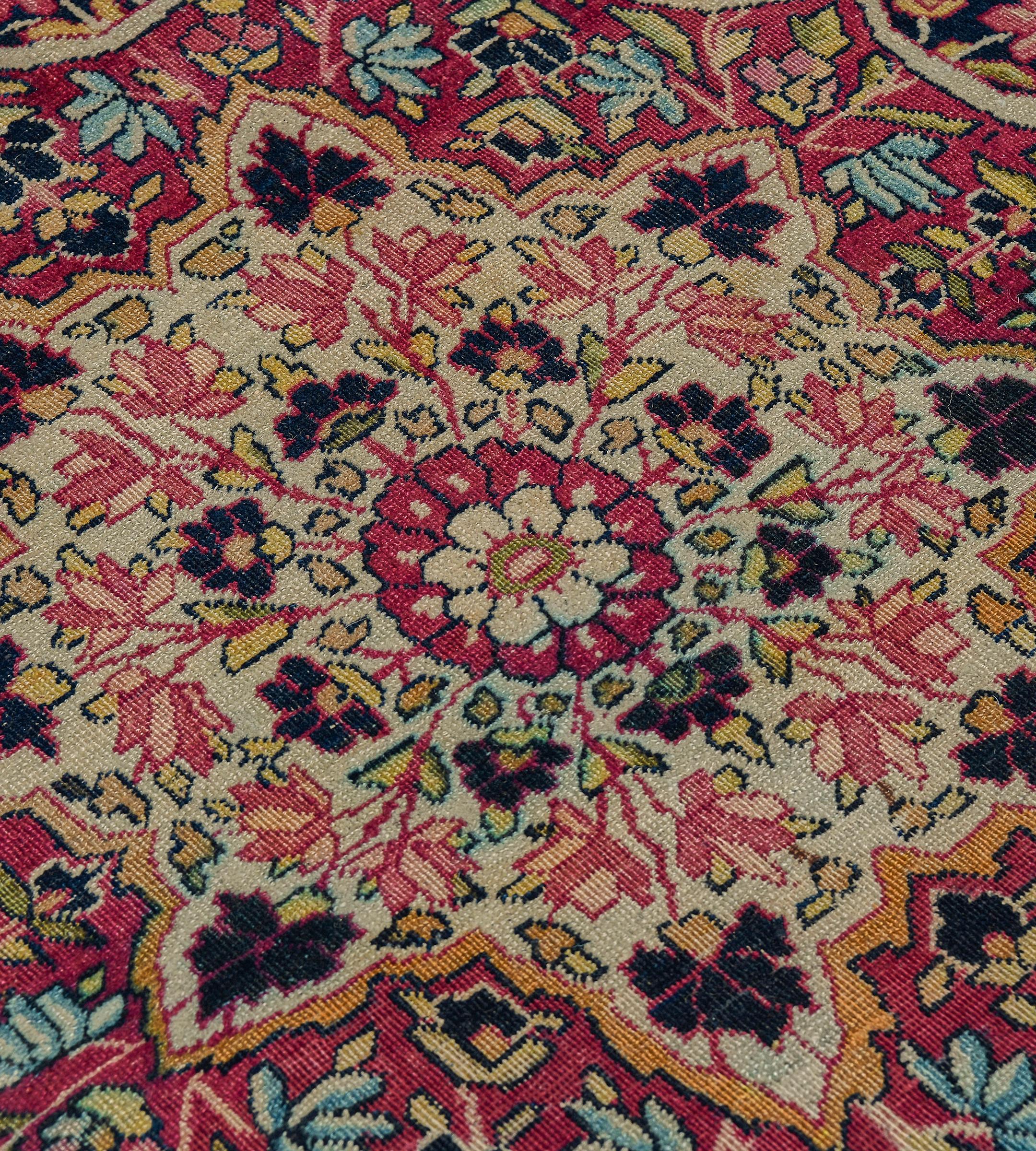 Tappeto Kerman della fine del XIX secolo proveniente dalla Persia sudorientale In condizioni buone in vendita a West Hollywood, CA