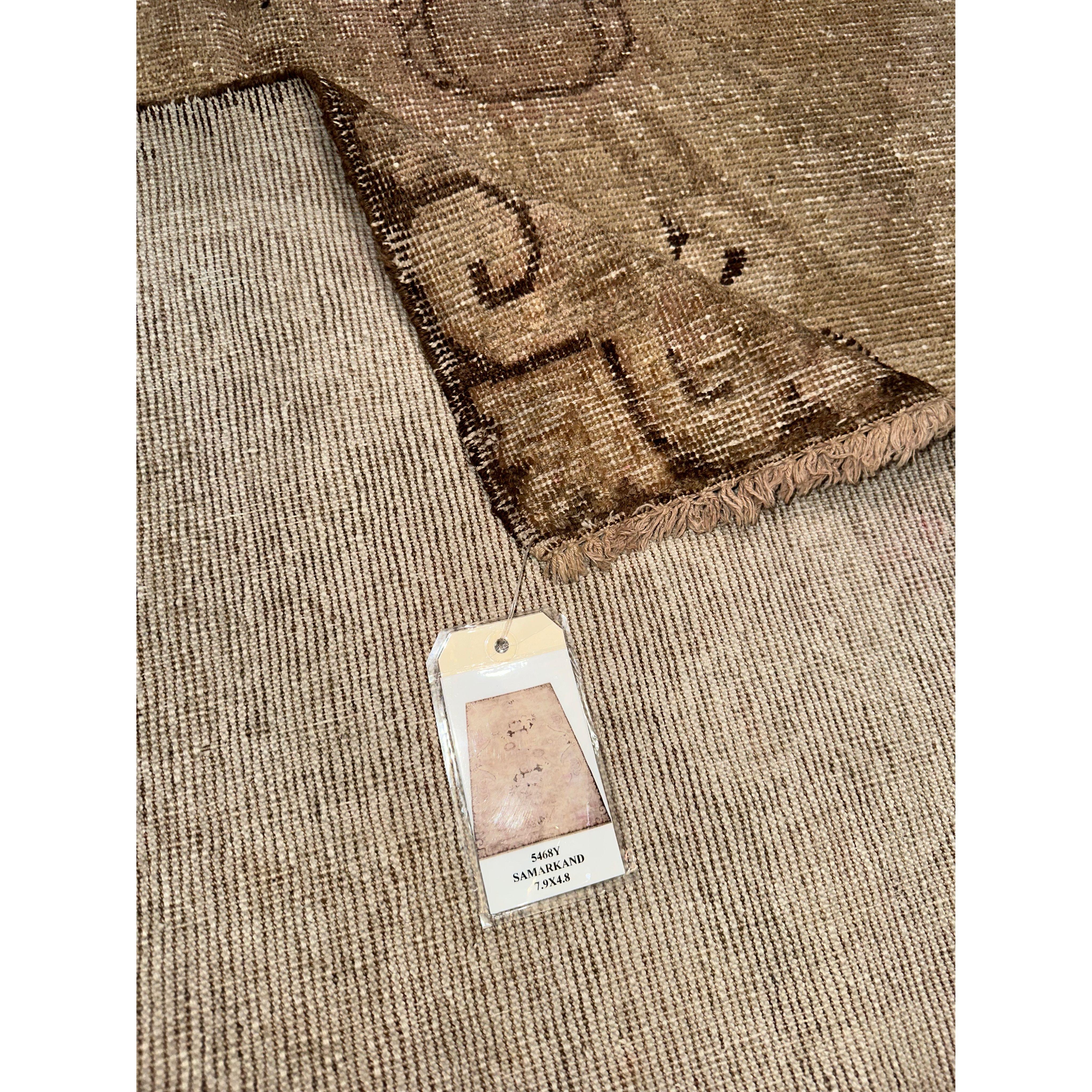 Antike Samarkand-Teppiche: Die Wüstenoase Khotan war eine wichtige Station auf der Seidenstraße. Die Einwohner von Khotan waren erfahrene Teppichweber, die hochwertige antike Teppiche für den internen Gebrauch und den Handel herstellten.