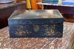 Scatola laccata della fine del XIX secolo con scene dorate a cineseria