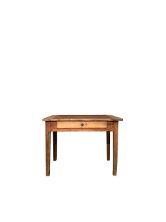 Table en bois de mélèze de la fin du XIXe siècle, avec extrémités en noyer et tiroir central