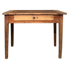 Table en bois de mélèze de la fin du XIXe siècle, avec extrémités en noyer et tiroir central
