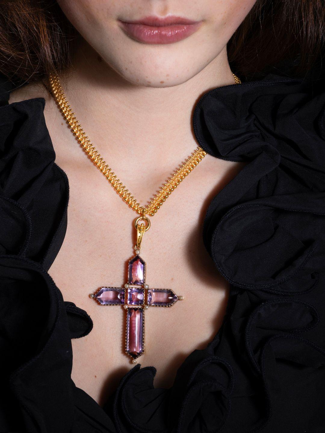 da uomo o donna Ciondolo a croce di ametista di grandi dimensioni della fine del XIX secolo con collana d'oro in vendita