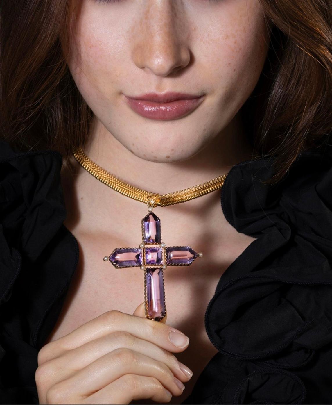 Ciondolo a croce di ametista di grandi dimensioni della fine del XIX secolo con collana d'oro in vendita 2