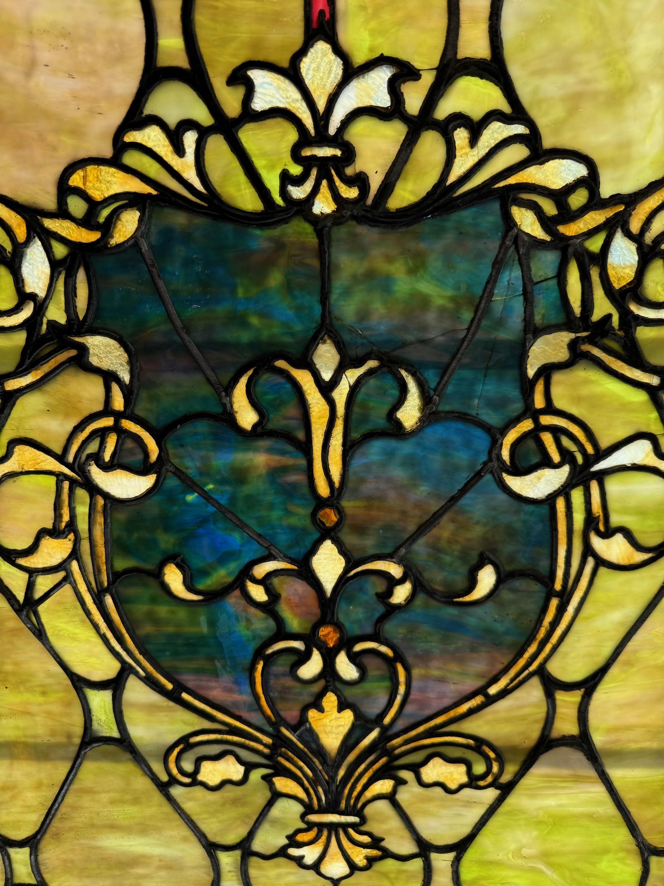 Gran vidriera en arco de finales del siglo XIX con marco de madera Vitral en venta