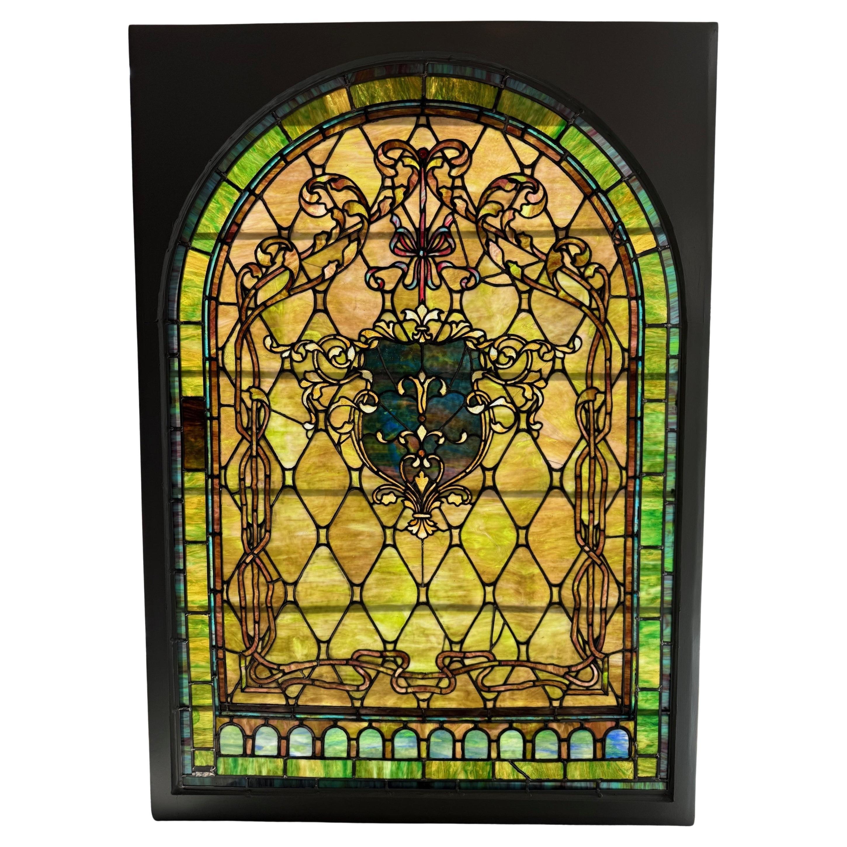 Gran vidriera en arco de finales del siglo XIX con marco de madera en venta
