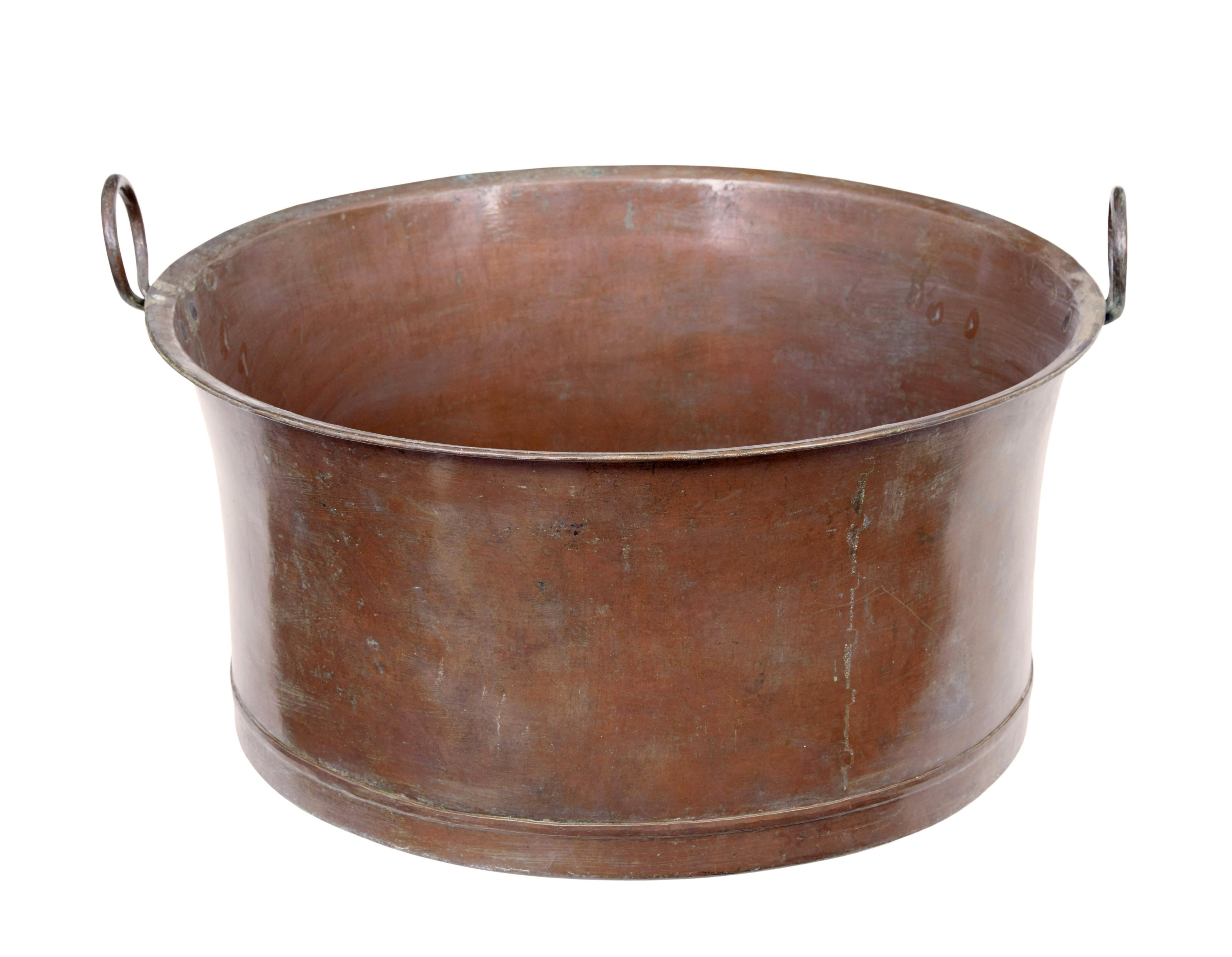 Grande recipiente da cucina in rame della fine del XIX secolo, circa 1890.

Pentola di rame di grandi dimensioni con fondo arrotondato e manici ad anello.  Ideale da usare come cestino per i tronchi o per riordinare le scarpe del guardaroba.

Segni
