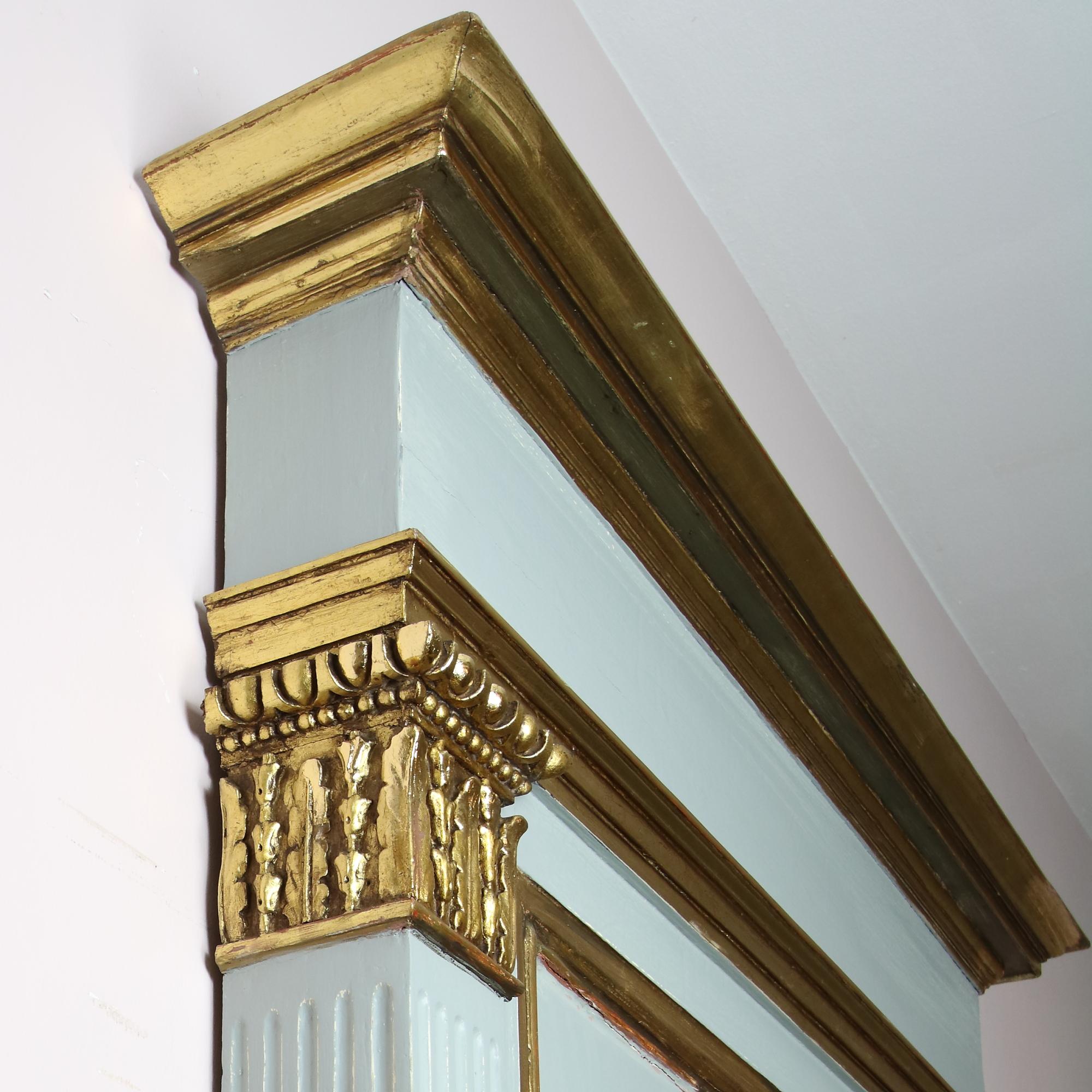 Grand miroir mural ou Trumeau en bois doré peint de style Empire de la fin du XIXe siècle en vente 1