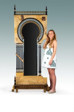 Grand miroir en forme de trou de serrure de la fin du XIXe siècle, par Carlo Bugatti