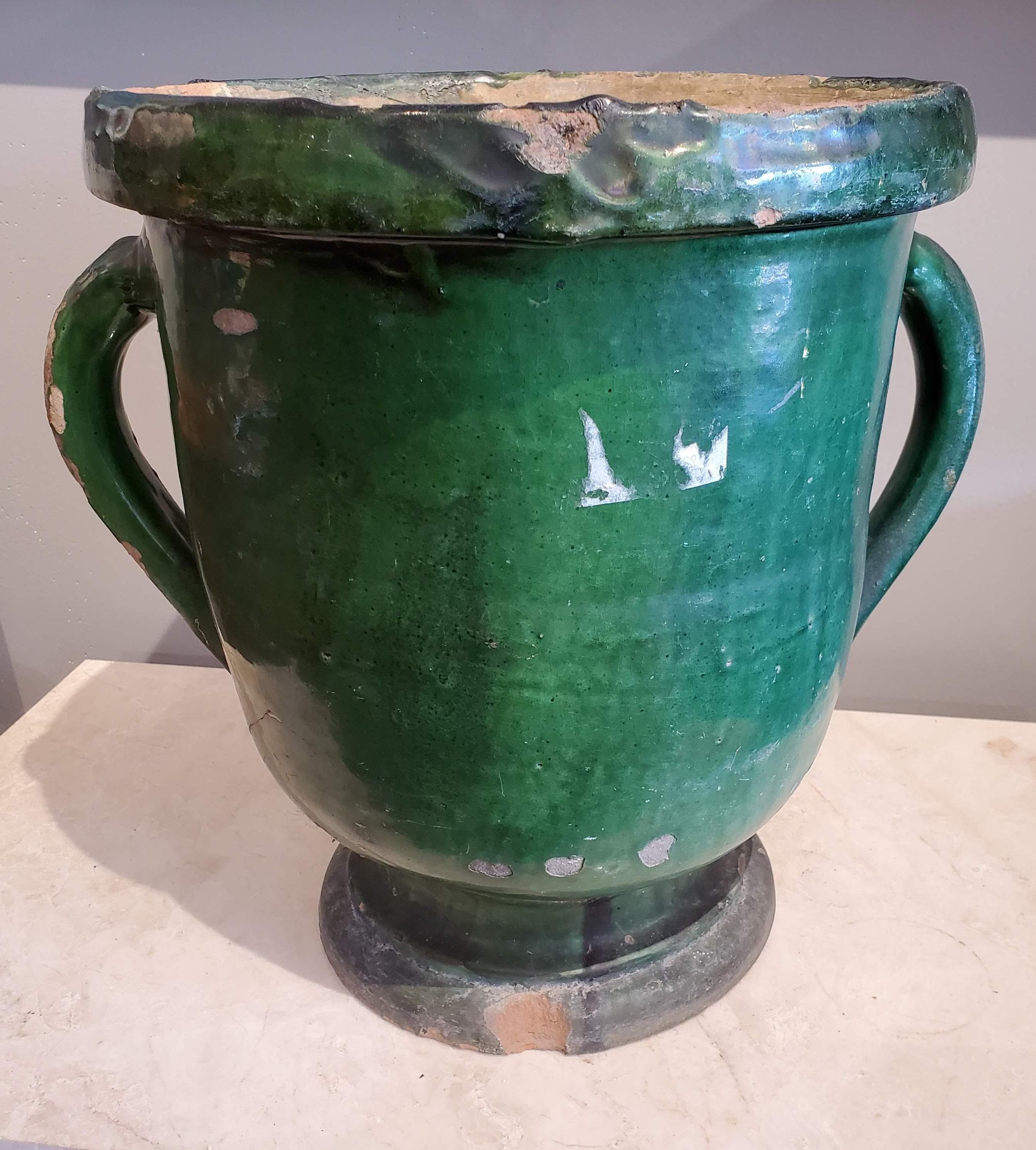This large late 19th century green glazed terracotta flower pot with two handles is a beautiful example of French Provincial design. Lovely green color still maintained.
Provence, circa 1880.
Measures: 14