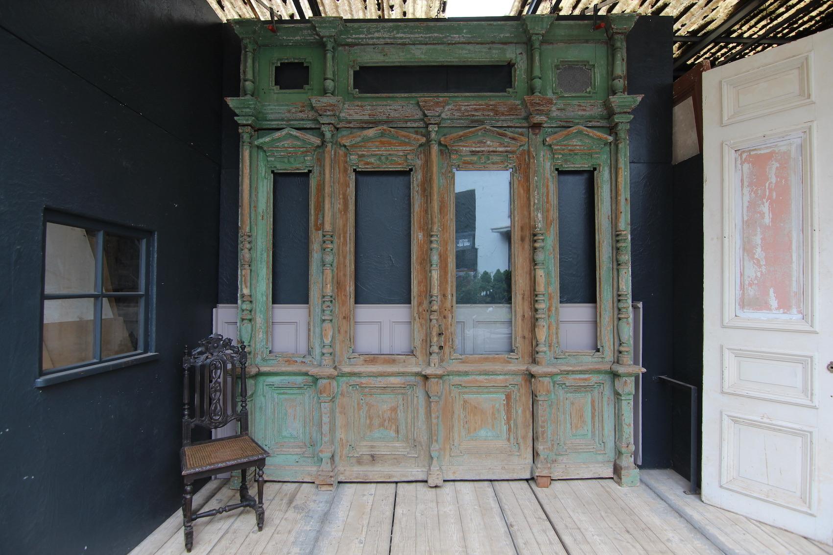 Ensemble complet de porte d'entrée de maison datant de la fin du XIXe siècle, composé d'une double porte, de deux éléments fixes à droite et à gauche et de la lucarne continue (fenêtre). Fabriqué en pin massif avec une magnifique patine d'origine.