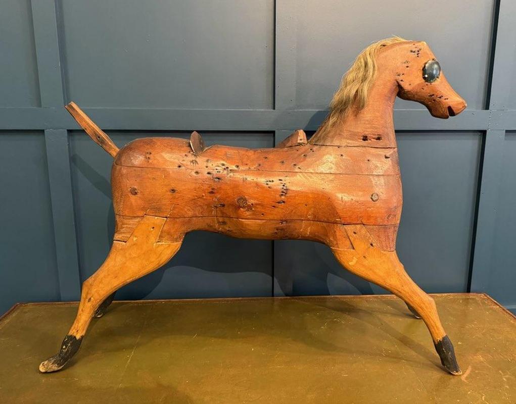 Fin du 19e siècle - Grand cheval de trait d'art populaire peint avec des yeux en verre de mer. Amérique, 1880-1900. Mesures : 26.5