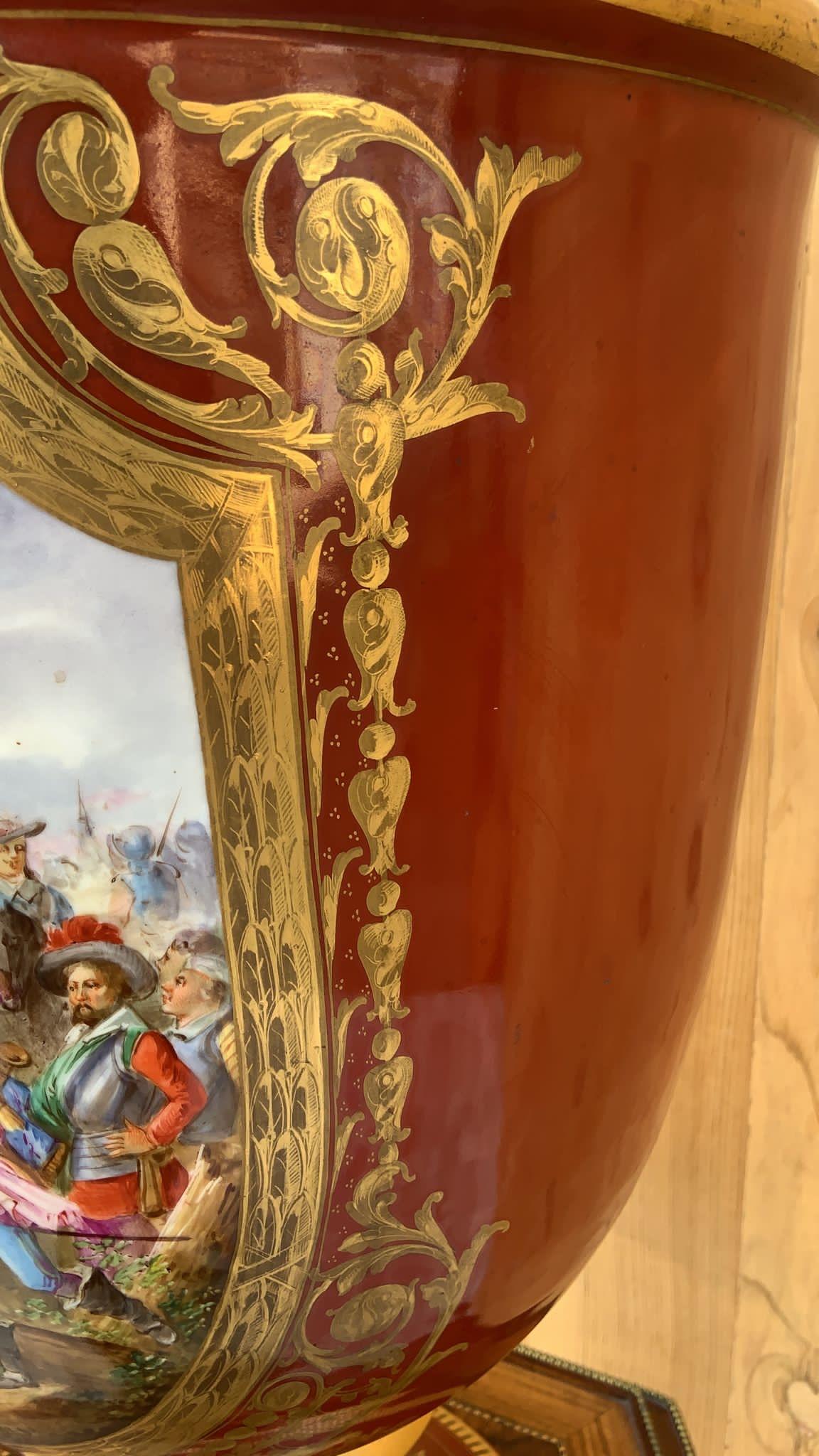 Fin du 19e siècle Grand vase trompette en porcelaine rouge peinte de Severs (France) en vente 3