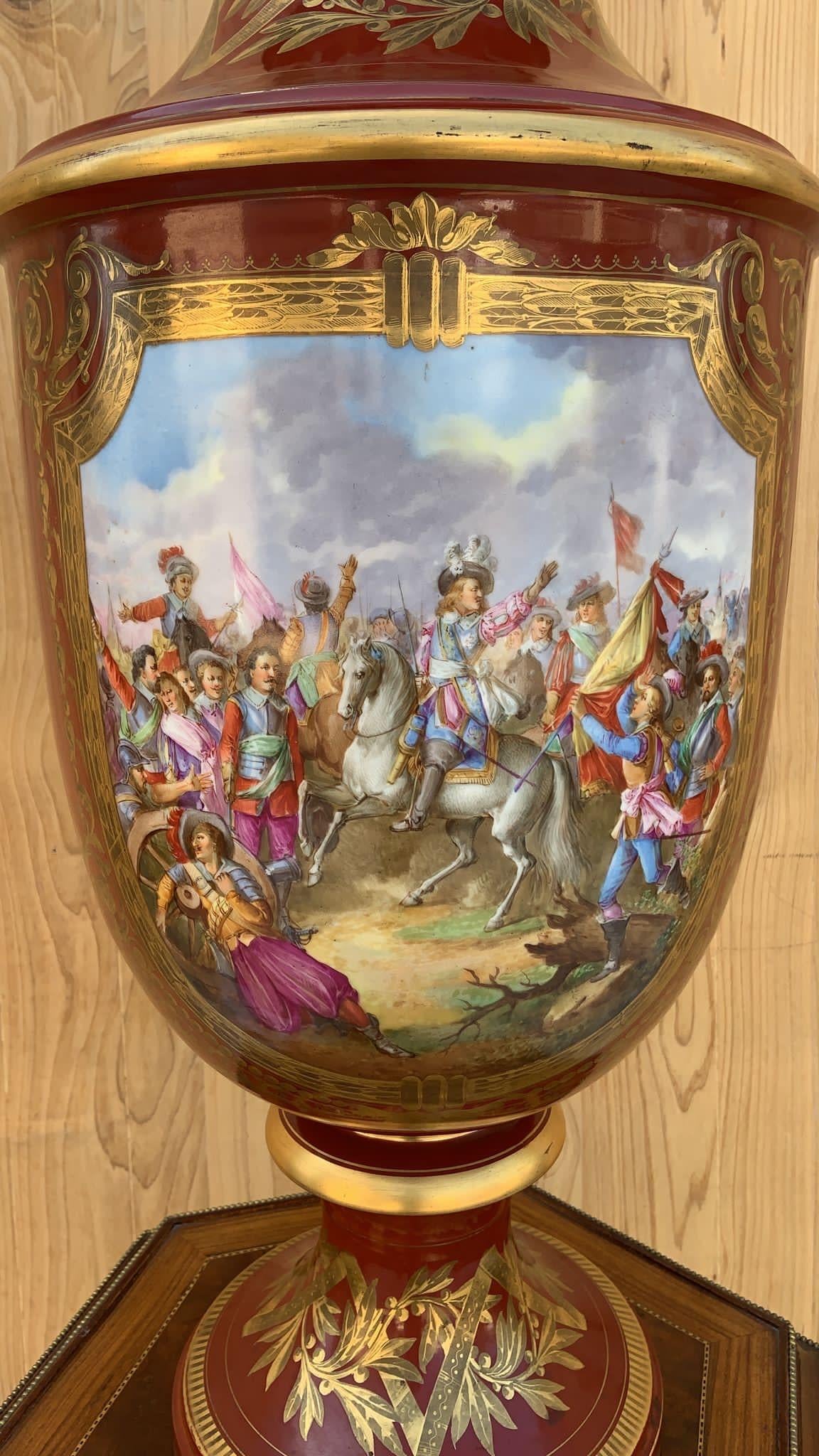 XIXe siècle Fin du 19e siècle Grand vase trompette en porcelaine rouge peinte de Severs (France) en vente