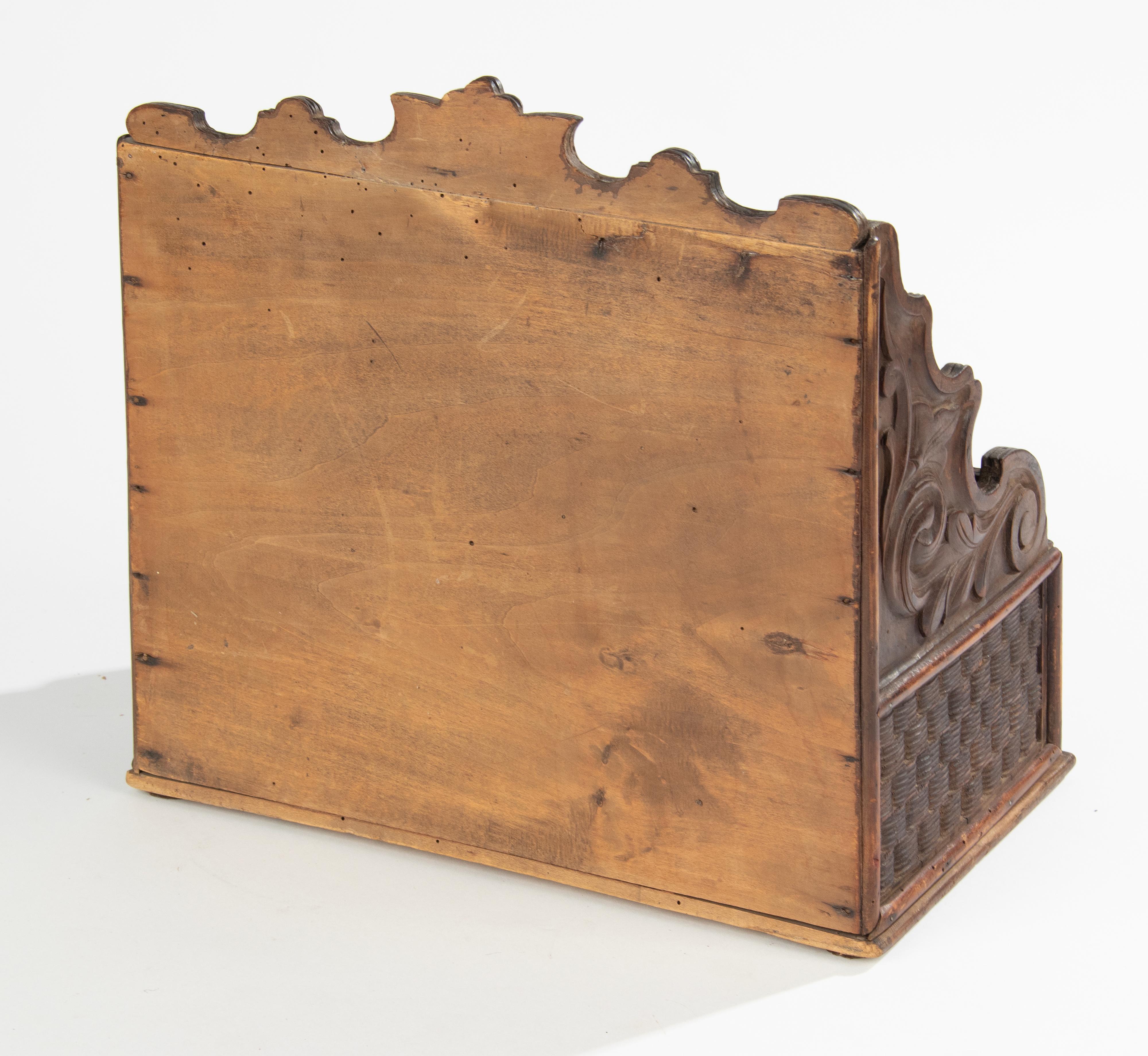 Großer geschnitzter Nussbaum-Schreibtisch des späten 19. Jahrhunderts Brief-/Briefkorb im Angebot 9