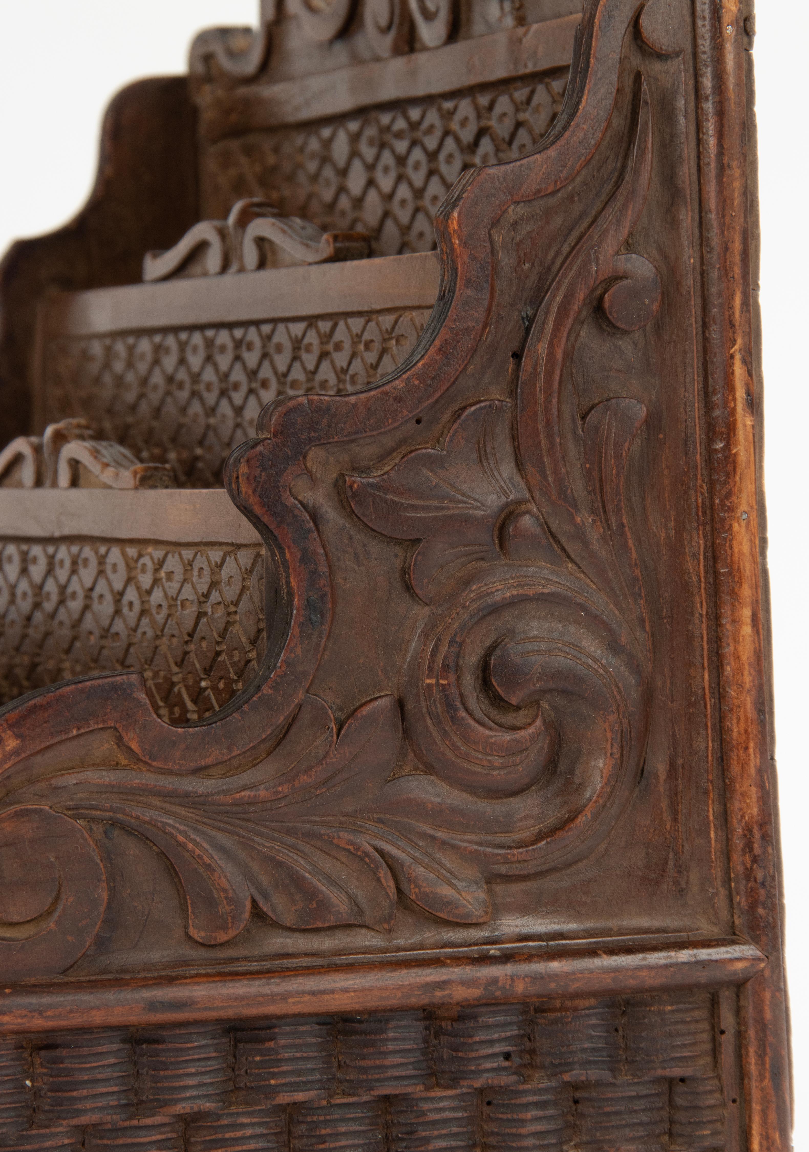 Großer geschnitzter Nussbaum-Schreibtisch des späten 19. Jahrhunderts Brief-/Briefkorb (Walnuss) im Angebot