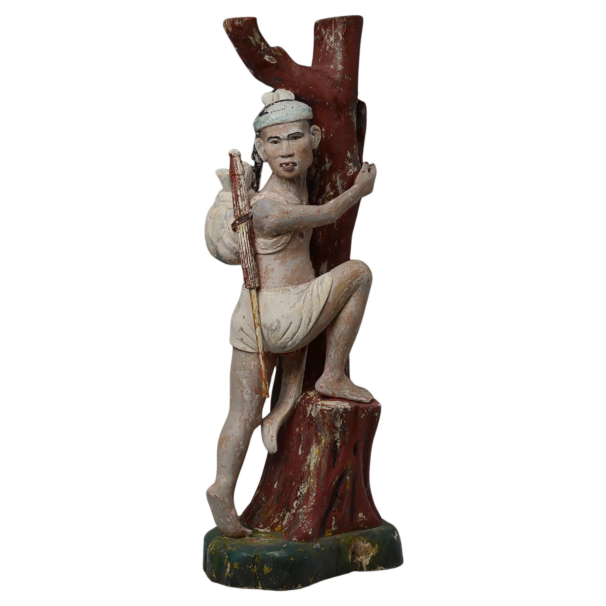 Fine del XIX secolo, Mandalay, antica figura birmana in legno che si arrampica sull'albero