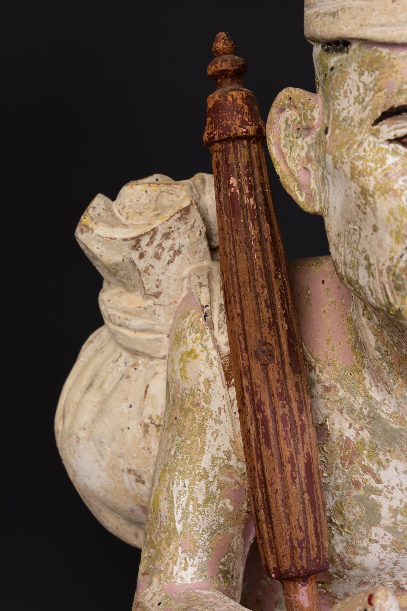 Intagliato a mano Fine del XIX secolo, fine Mandalay, antica figura seduta birmana in legno in vendita