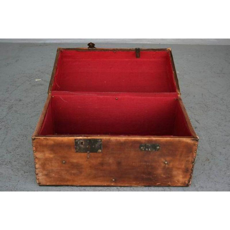 Late 19th century leather travel chest in fairly good used condition. Height dimension 38 cm for a length of 66 cm and a depth of 40 cm.

Additional information:
Material: Leather & simili.