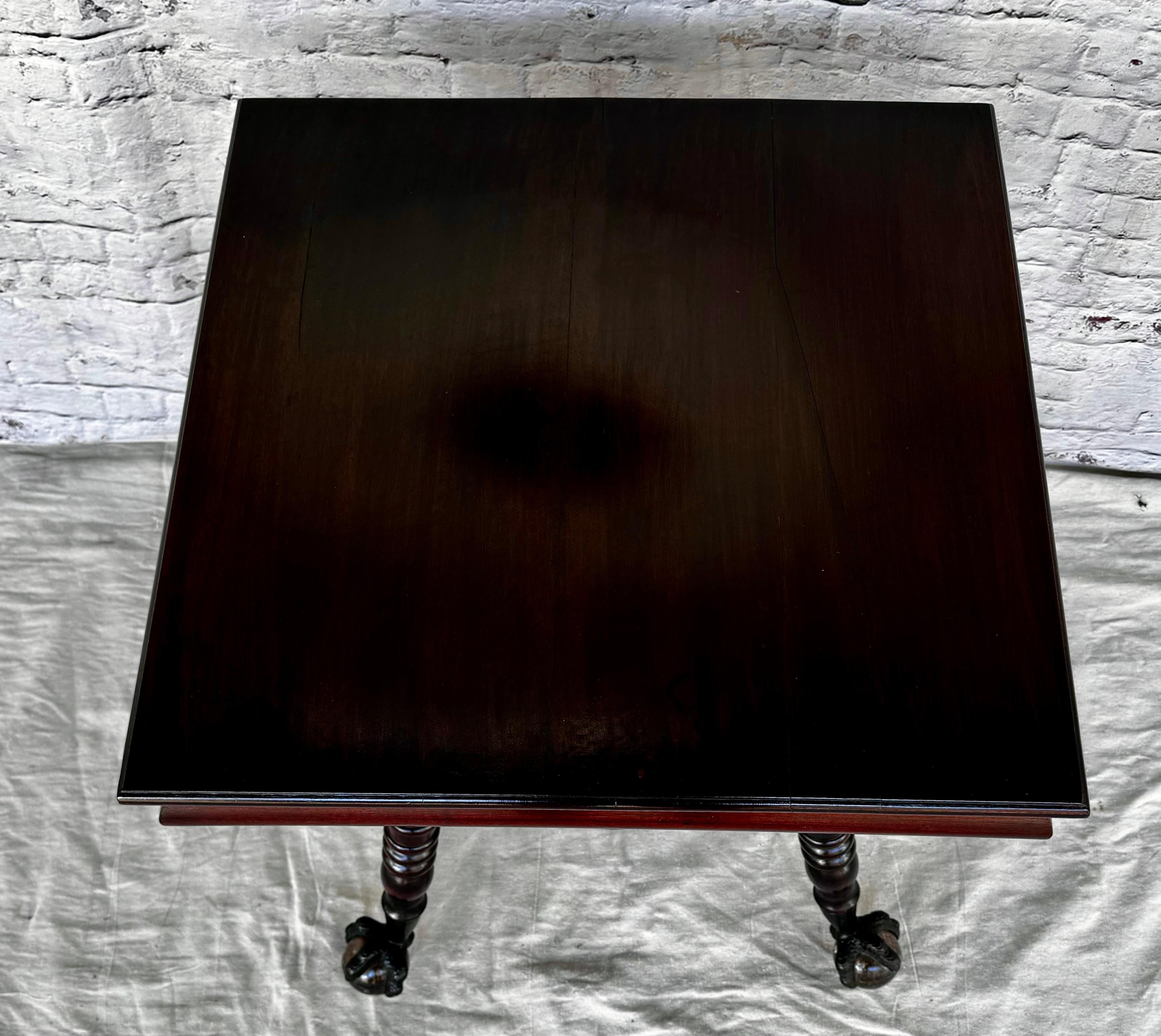 Victorien Table d'appoint de bibliothèque de la fin du 19e siècle avec pieds Ball and Claw en vente