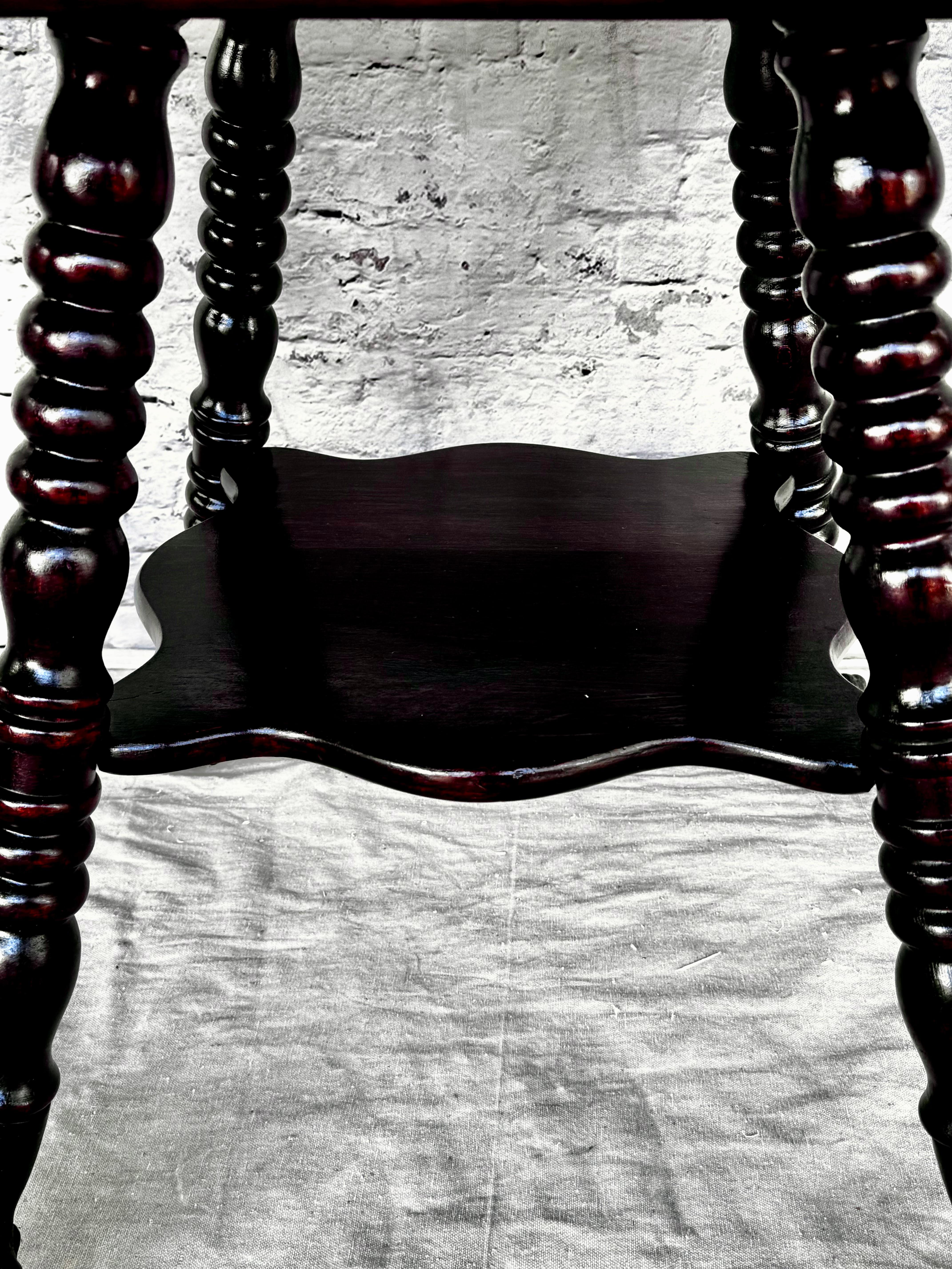XIXe siècle Table d'appoint de bibliothèque de la fin du 19e siècle avec pieds Ball and Claw en vente