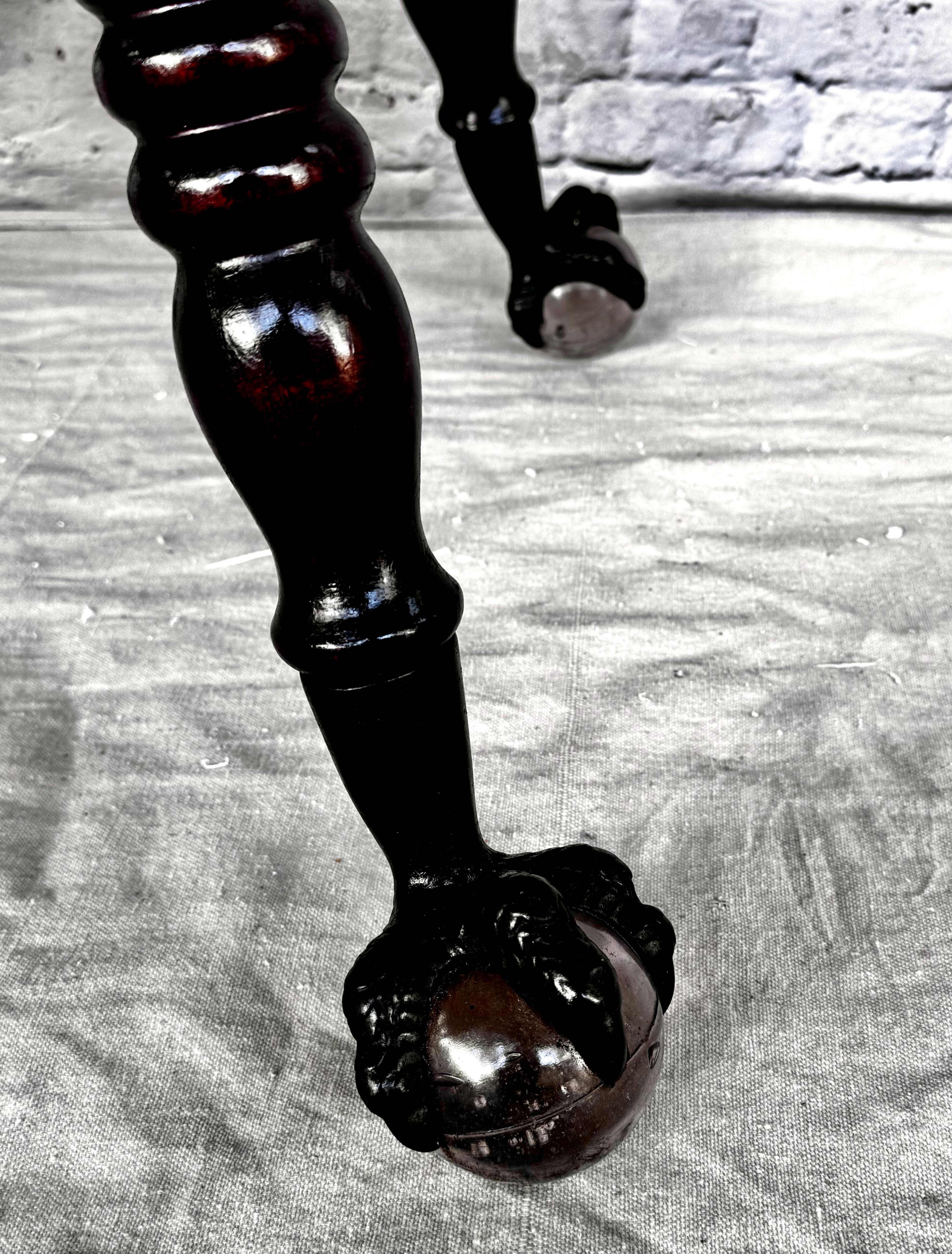 Acajou Table d'appoint de bibliothèque de la fin du 19e siècle avec pieds Ball and Claw en vente