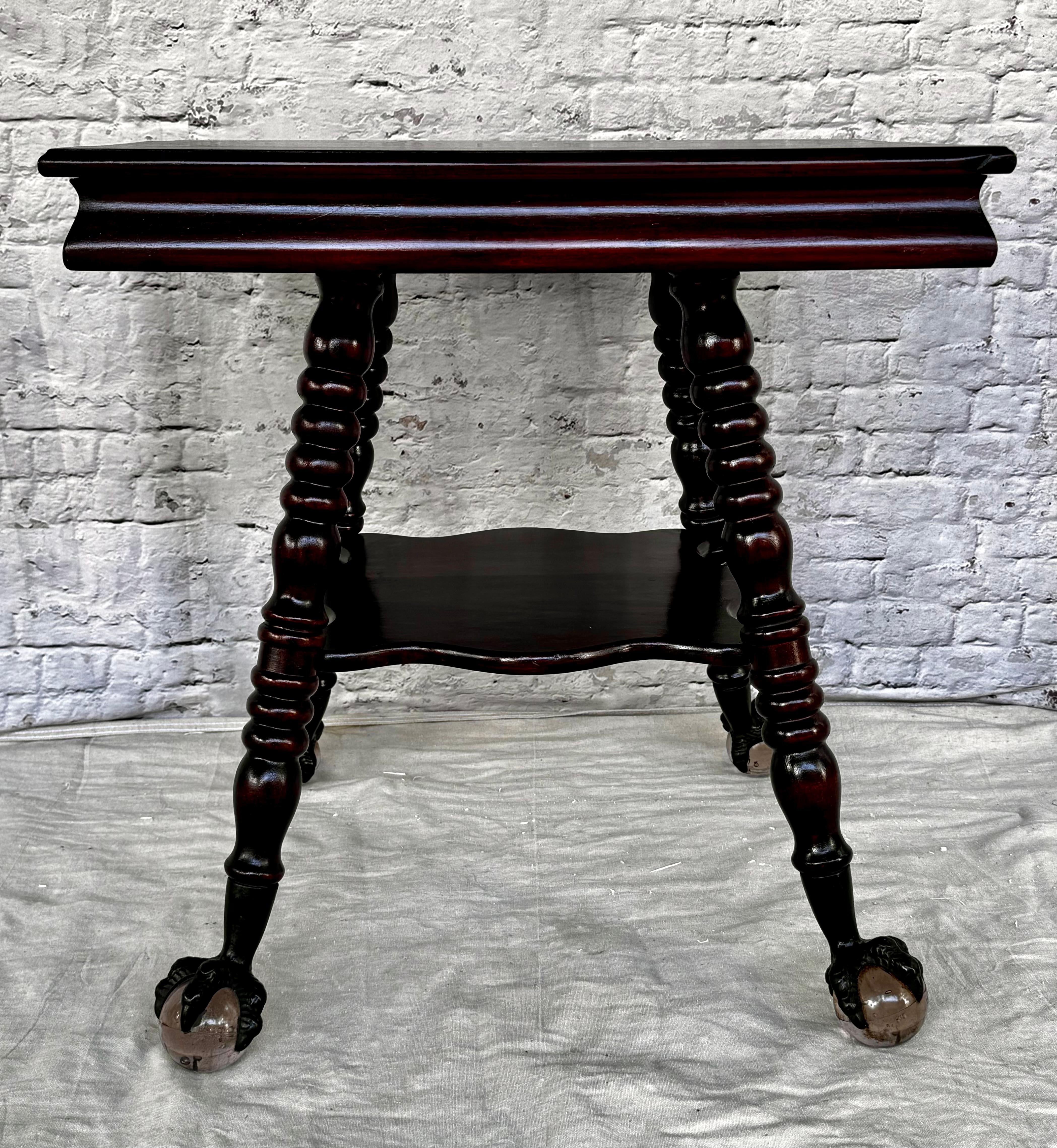 Table d'appoint de bibliothèque de la fin du 19e siècle avec pieds Ball and Claw en vente 1