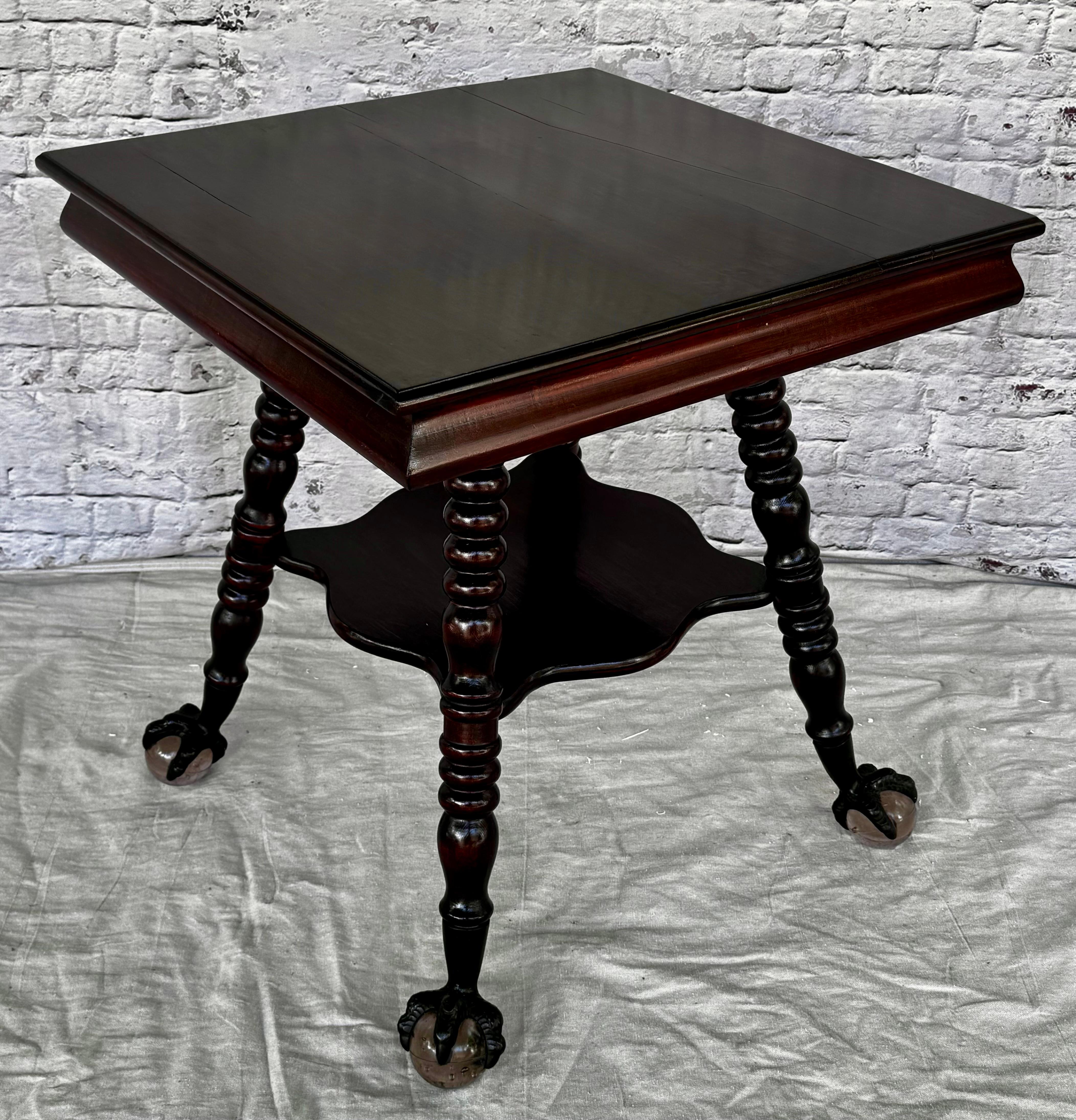 Table d'appoint de bibliothèque de la fin du 19e siècle avec pieds Ball and Claw en vente 2