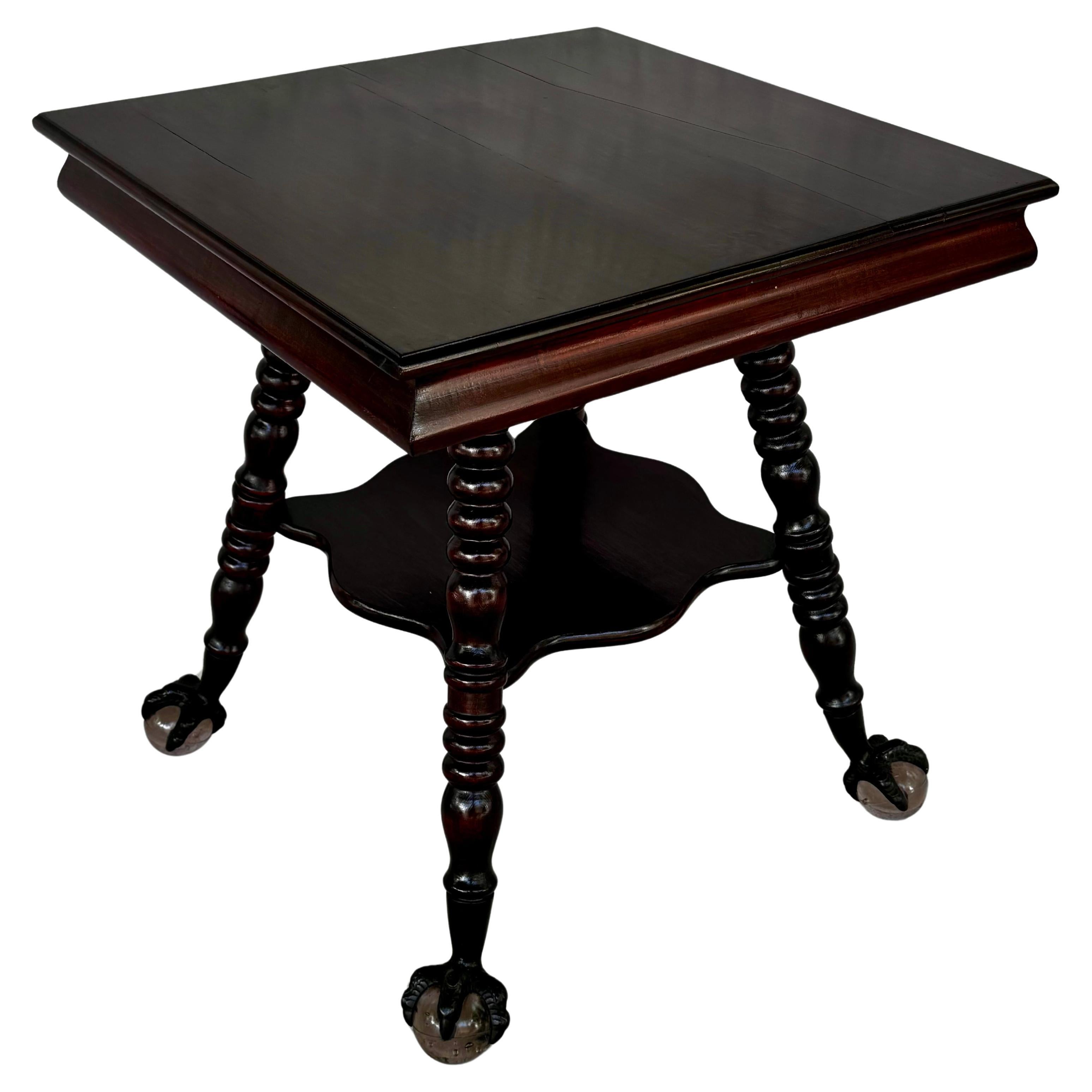 Table d'appoint de bibliothèque de la fin du 19e siècle avec pieds Ball and Claw en vente