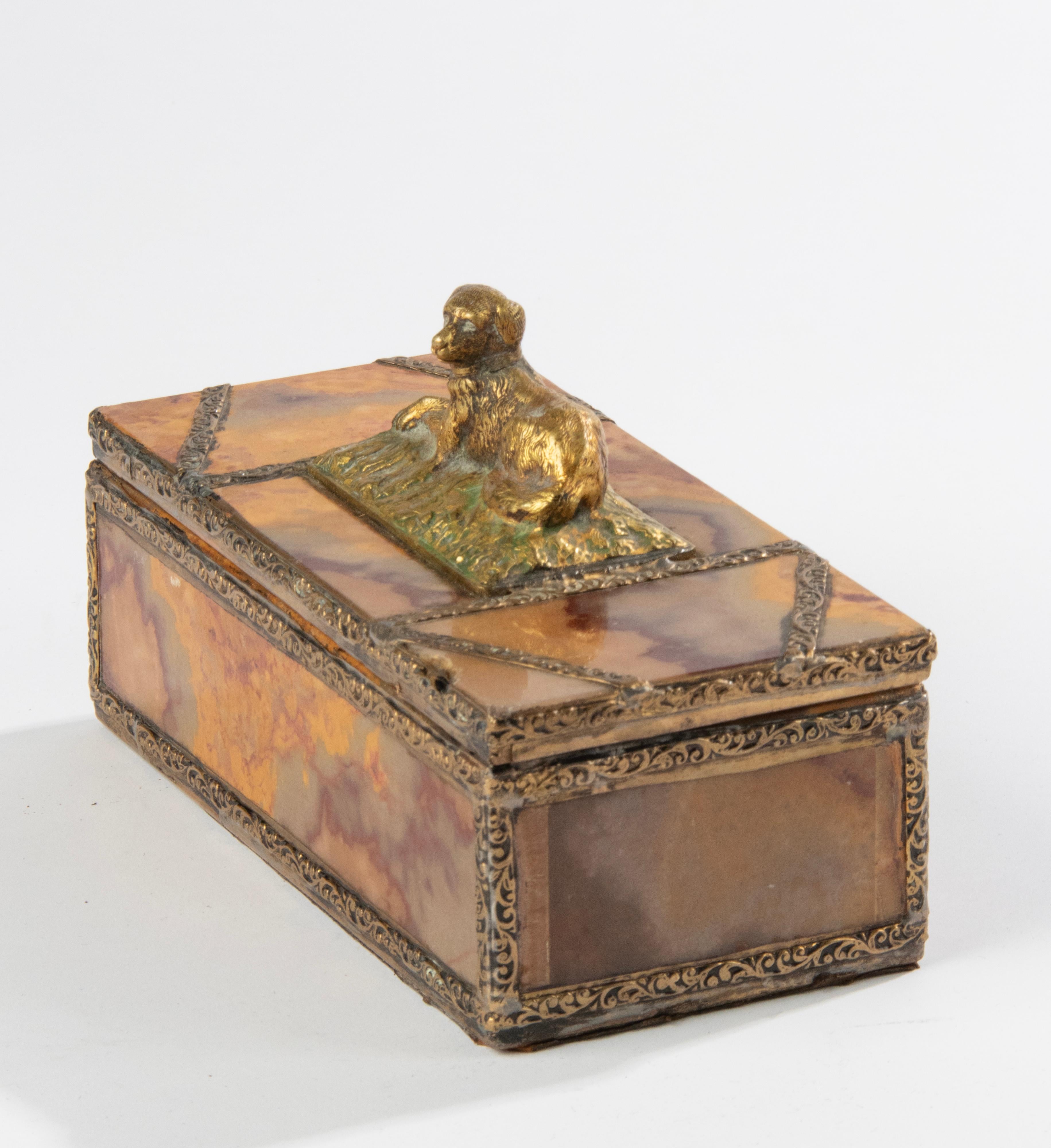 Late 19th Century Lidded Onyx box with Bronze Dog In Good Condition For Sale In Casteren, Noord-Brabant