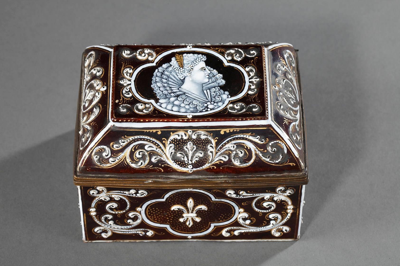 Petite boîte à souvenirs rectangulaire en émail de Limoges. Le couvercle est décoré d'un médaillon central représentant le profil d'une femme de la haute société, qui était certainement la propriétaire de cette boîte de la fin du XIXe siècle. Des